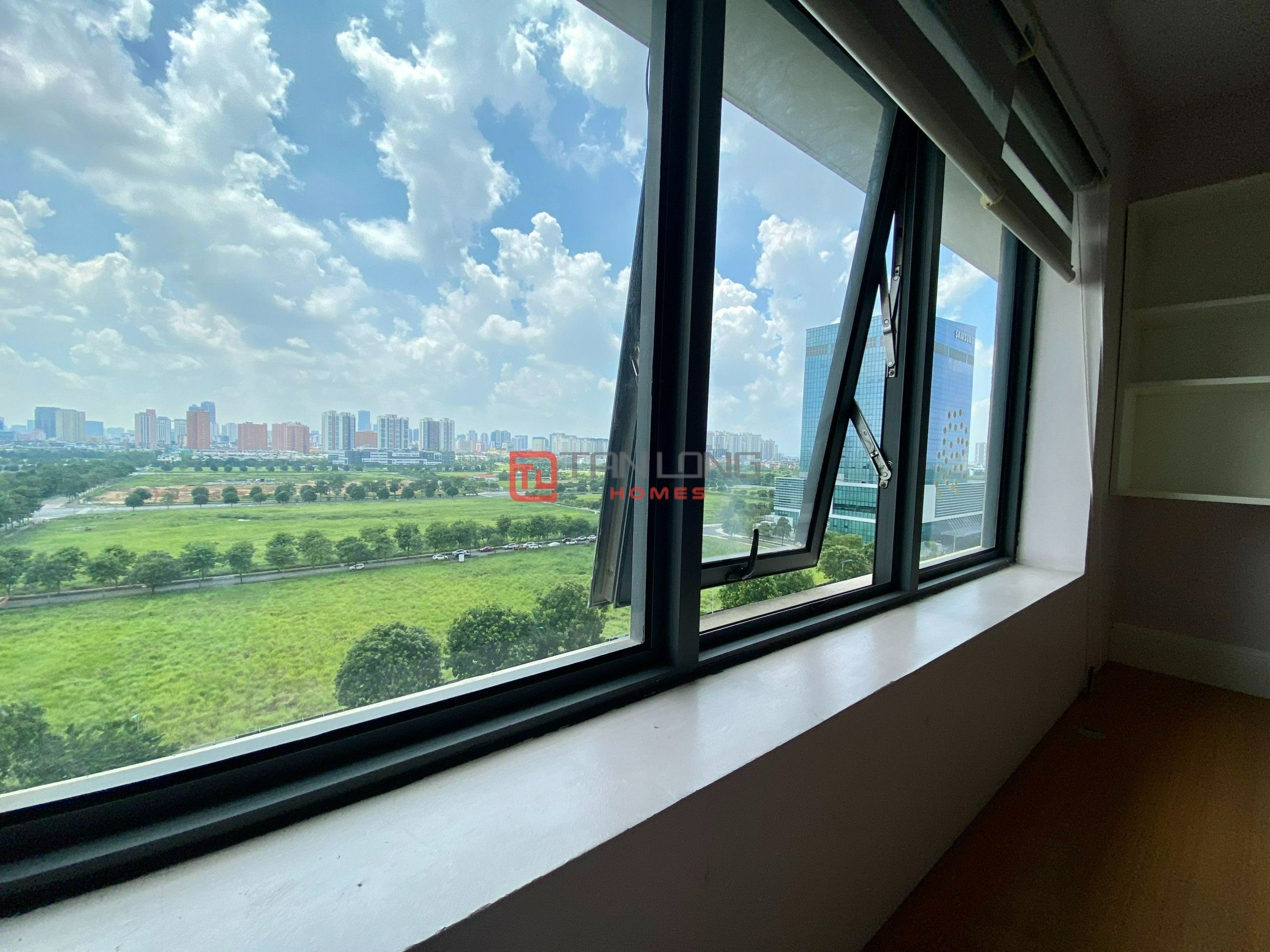 130 m2 airy apartment for sale in Diplomatic Corps 14