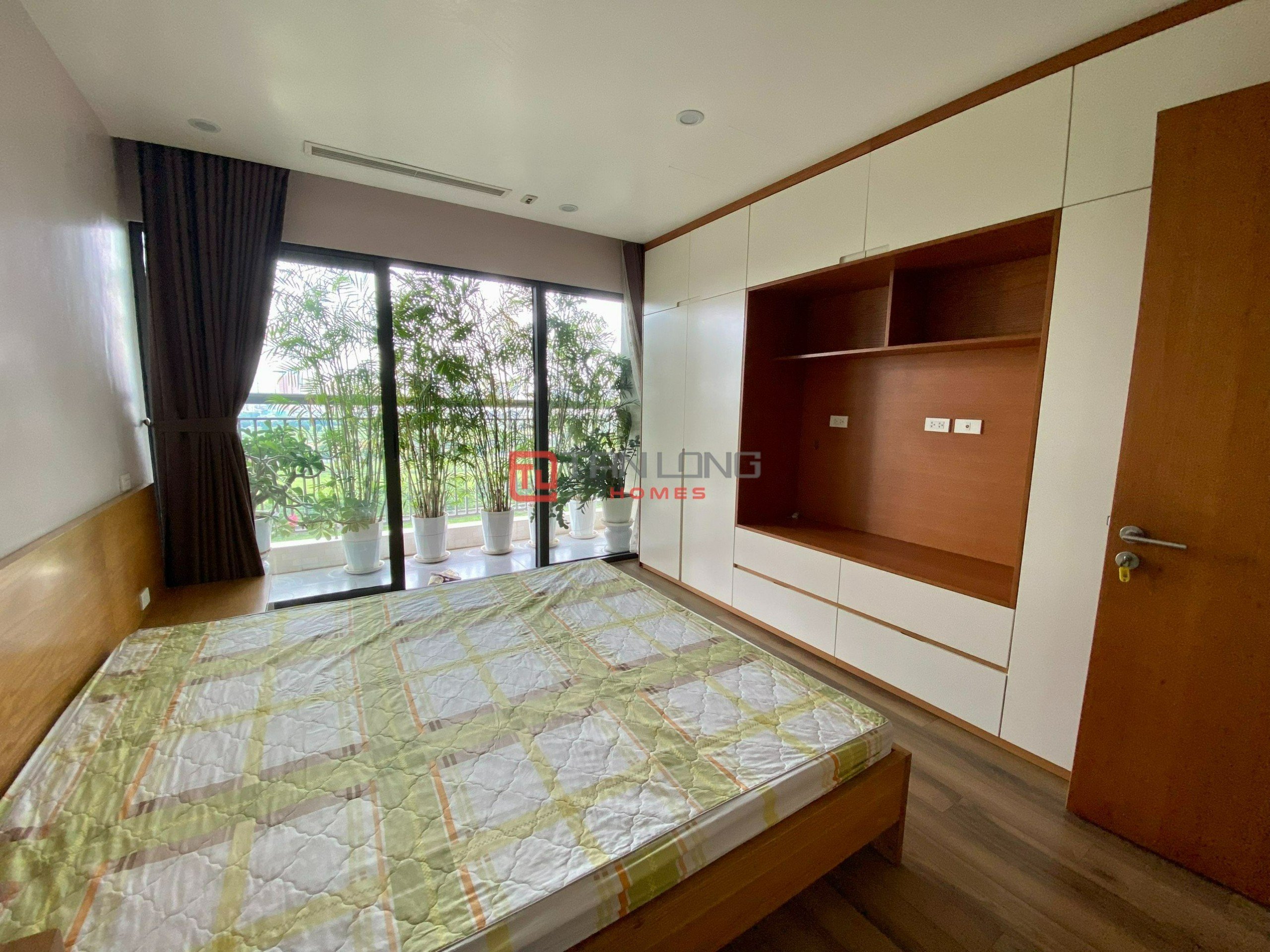 130 m2 airy apartment for sale in Diplomatic Corps 15