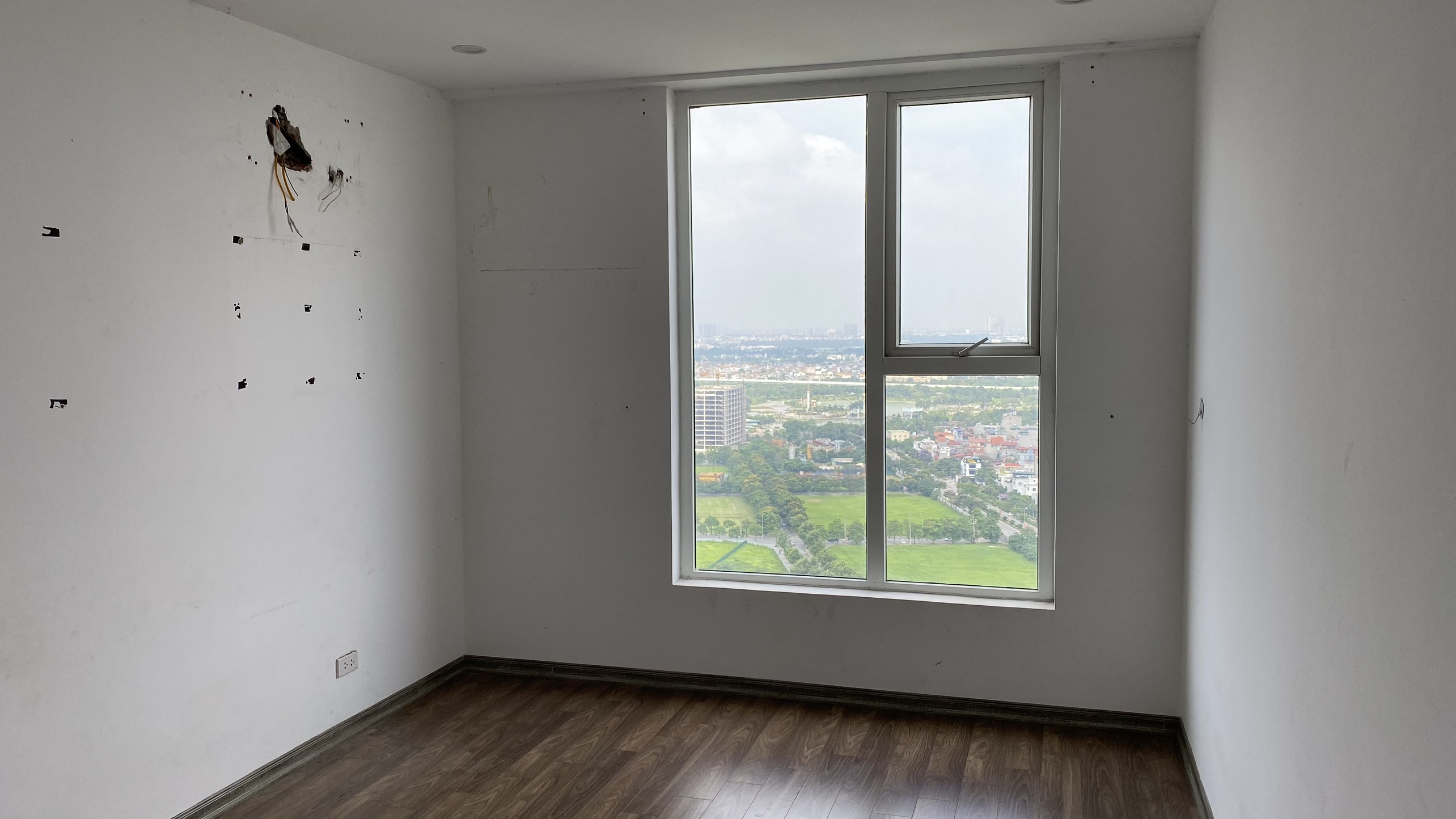 3 bedroom apartment basicaly furnished for rent in N02T3 Quang Minh Tower 3