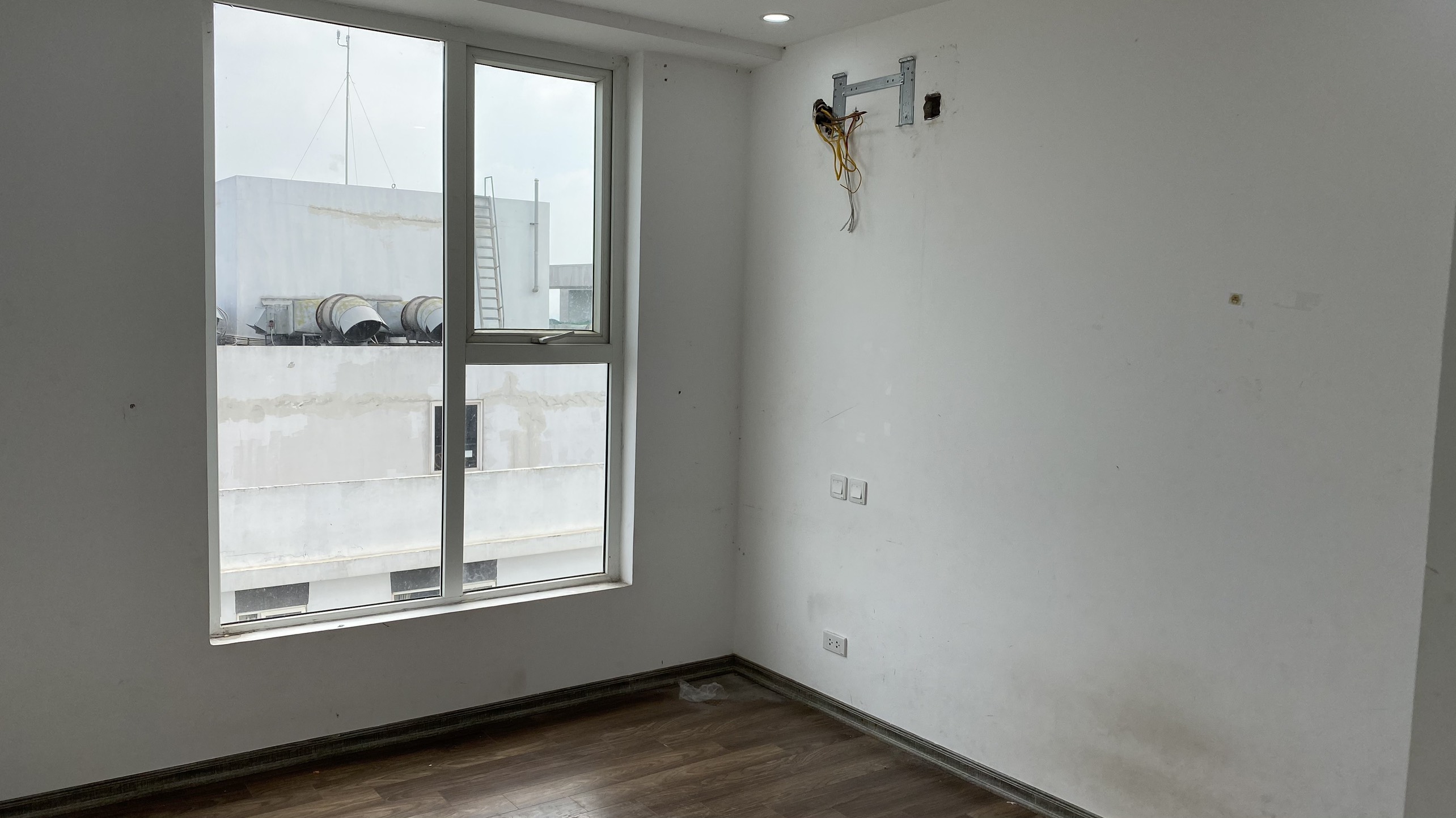 3 bedroom apartment basicaly furnished for rent in N02T3 Quang Minh Tower 4
