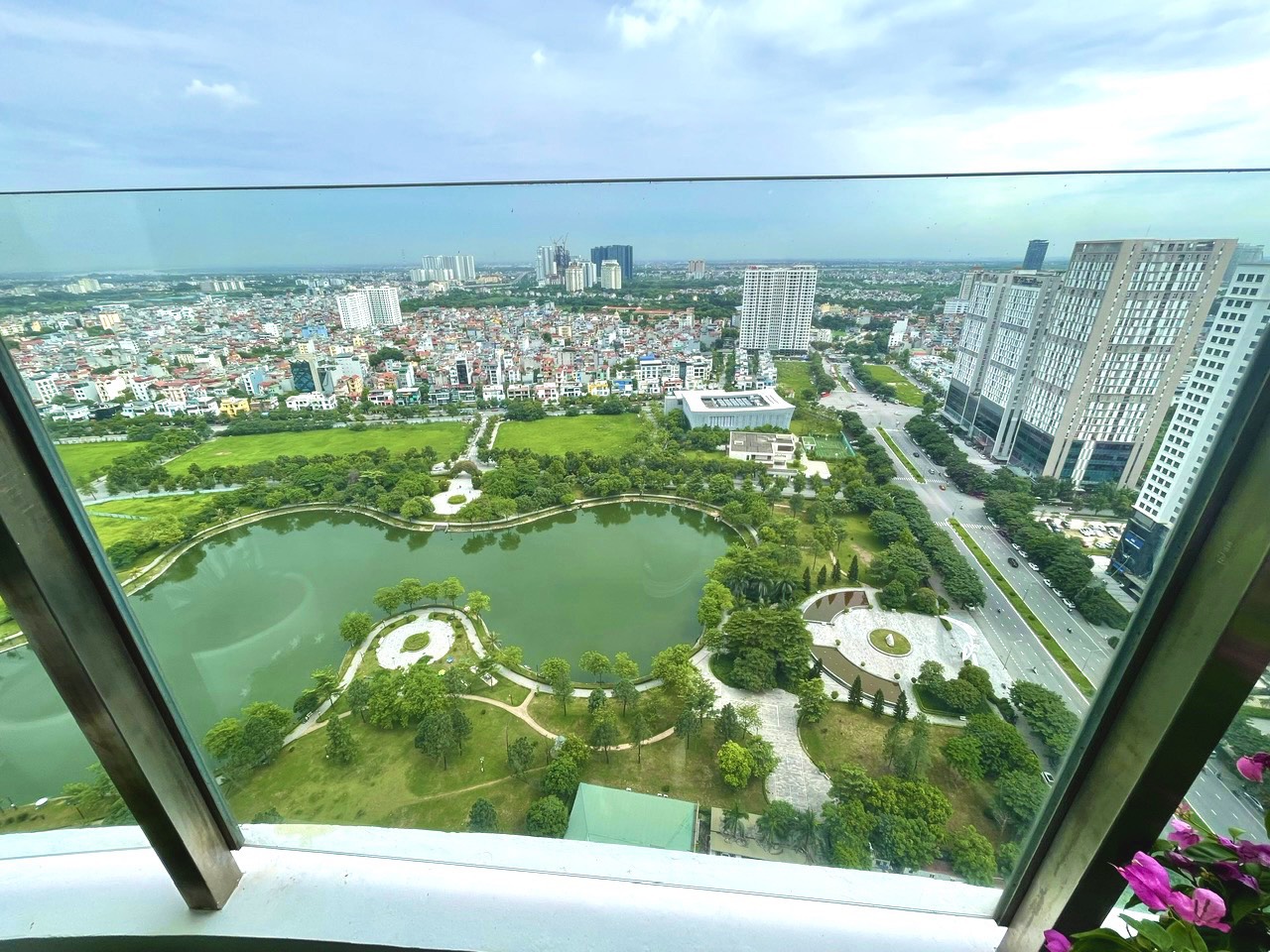 A exquisite 3-bedroom apartment for rent in N01T8 - Diplomatic Corps 7