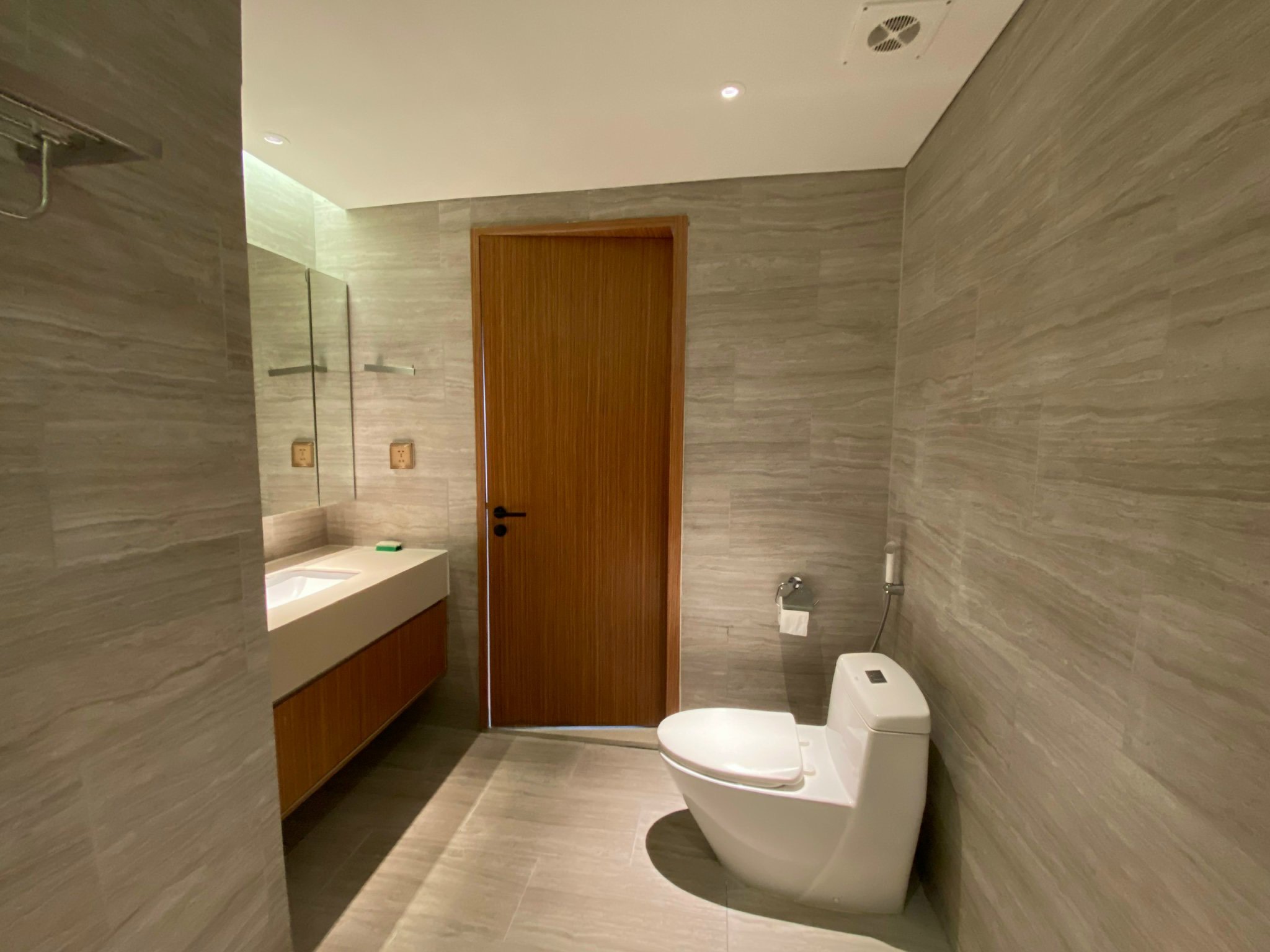 A exquisite 3-bedroom apartment for rent in N01T8 - Diplomatic Corps 9