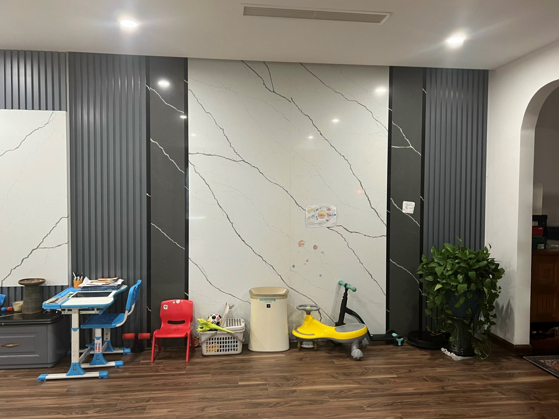 Bán căn 3 ngủ 121m2 tầng cao full đồ, có slot ô tô tòa N01T8 Ngoại Giao Đoàn 2
