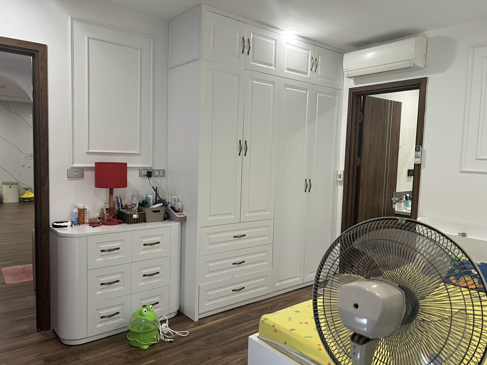 Bán căn 3 ngủ 121m2 tầng cao full đồ, có slot ô tô tòa N01T8 Ngoại Giao Đoàn 8