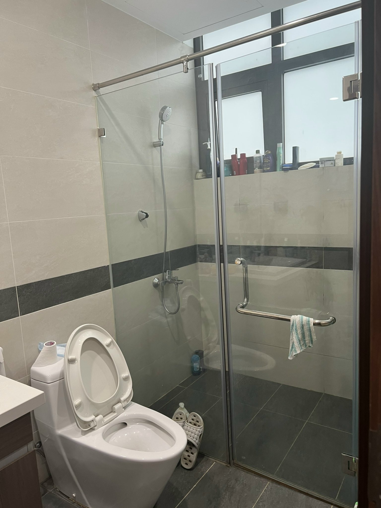 Bán căn 3 ngủ 121m2 tầng cao full đồ, có slot ô tô tòa N01T8 Ngoại Giao Đoàn 9