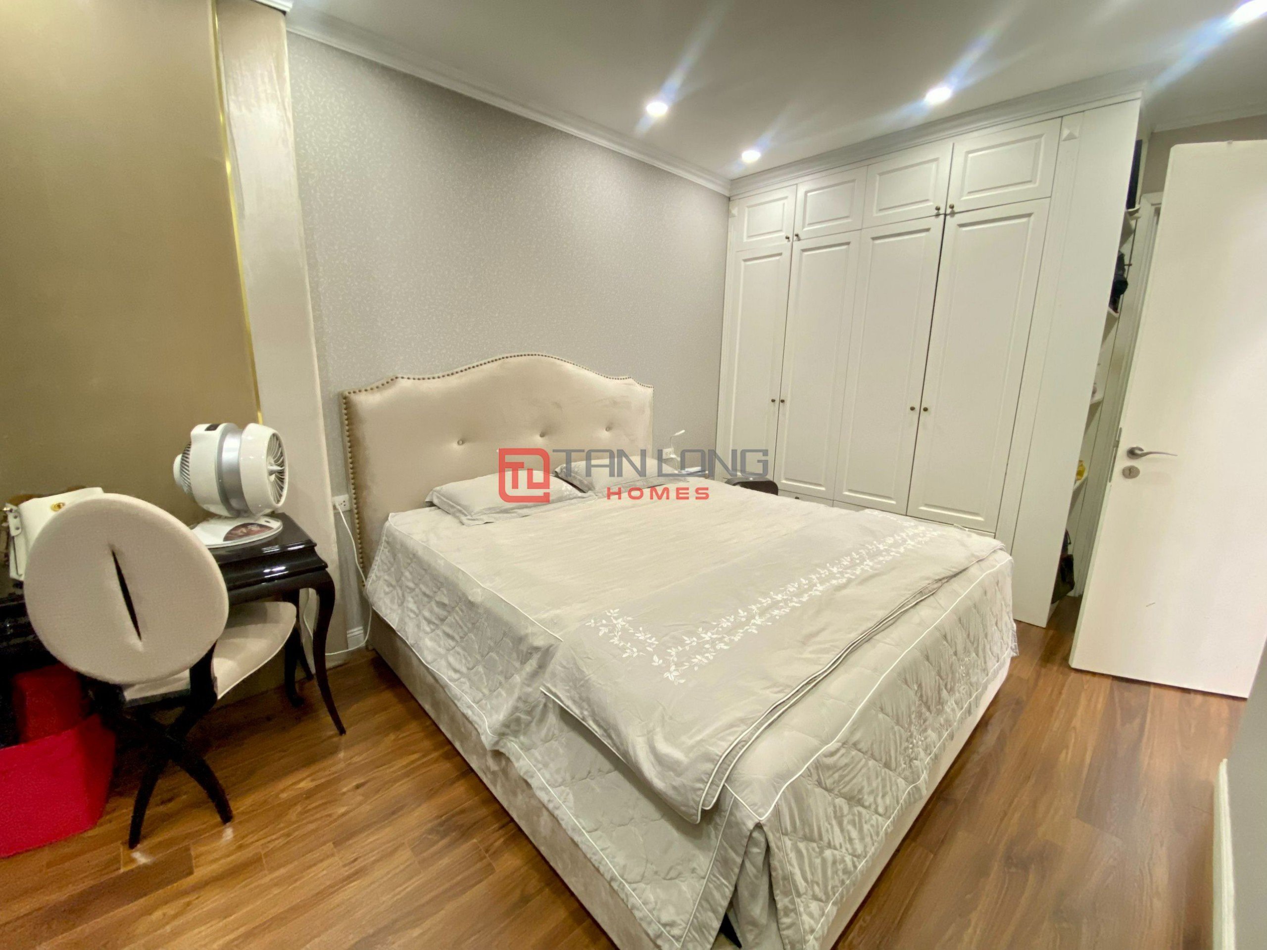 Bán căn 3PN/132m2 full đồ, mới sửa đẹp view trực diện Hồ, sẵn slot ô tô tòa N01T1 6
