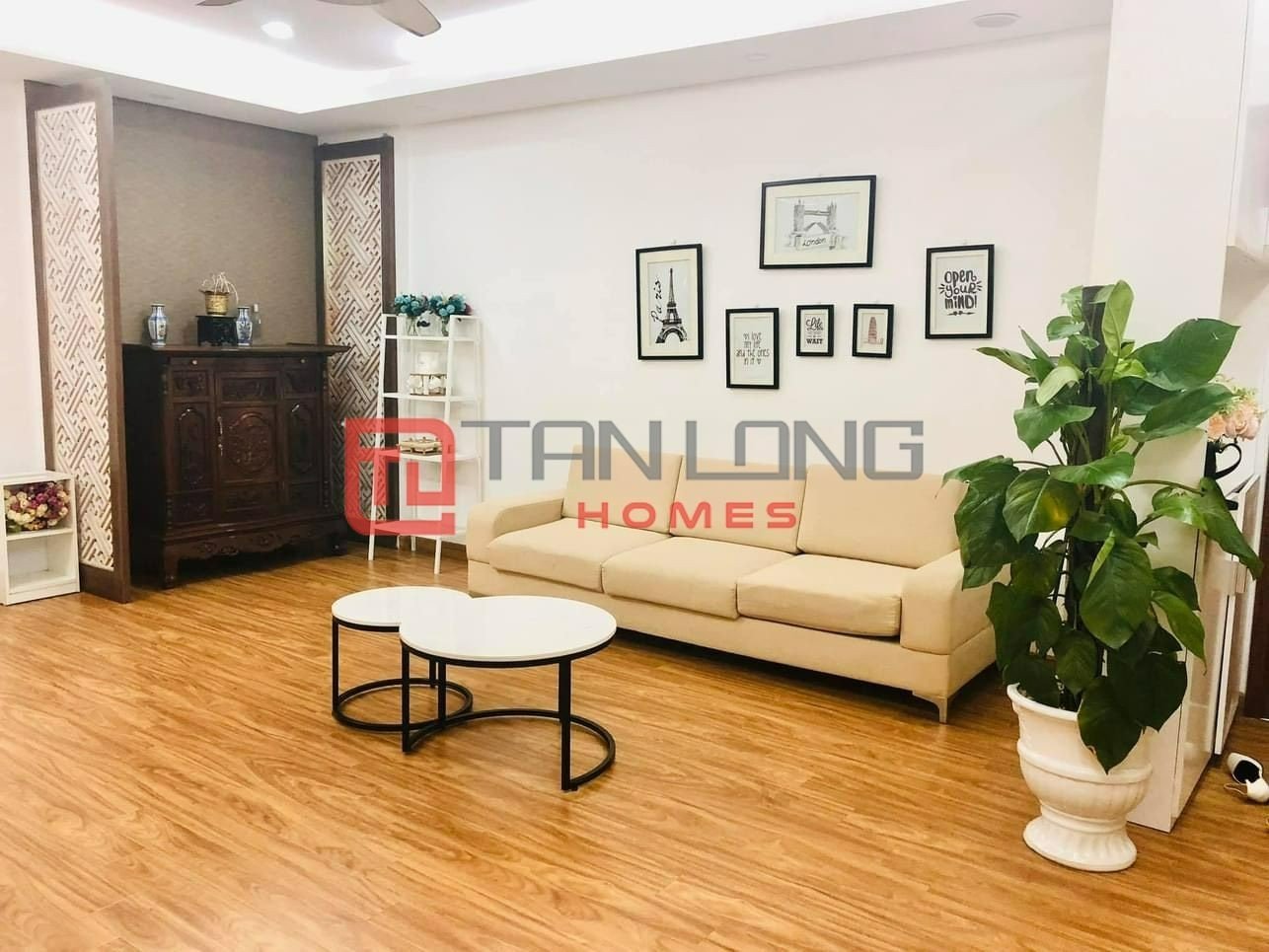 Bán căn góc 2PN/83,2m2 tầng cao, full đồ, sẵn sổ đỏ tòa N03T5 Ngoại Giao Đoàn 2