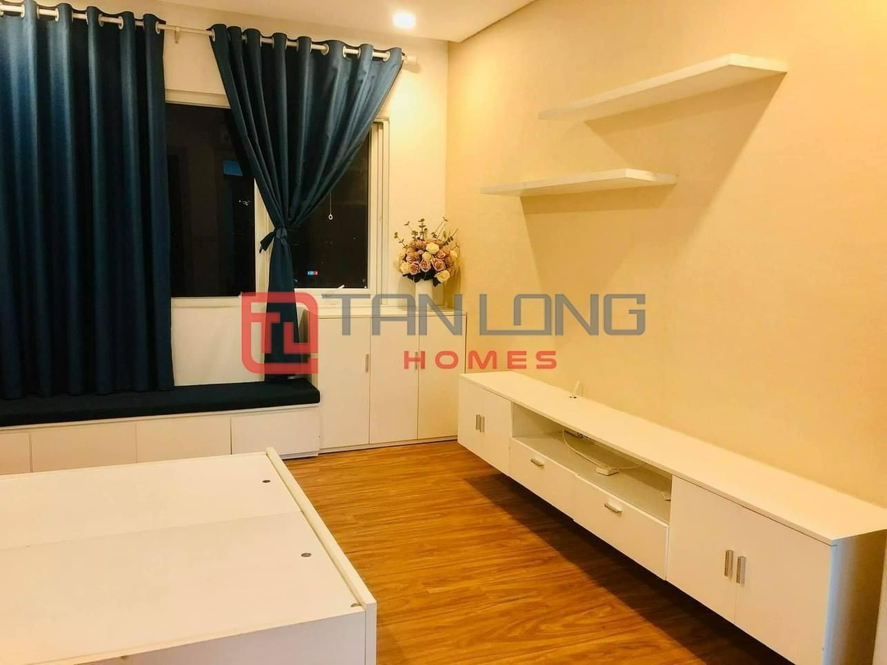 Bán căn góc 2PN/83,2m2 tầng cao, full đồ, sẵn sổ đỏ tòa N03T5 Ngoại Giao Đoàn 5