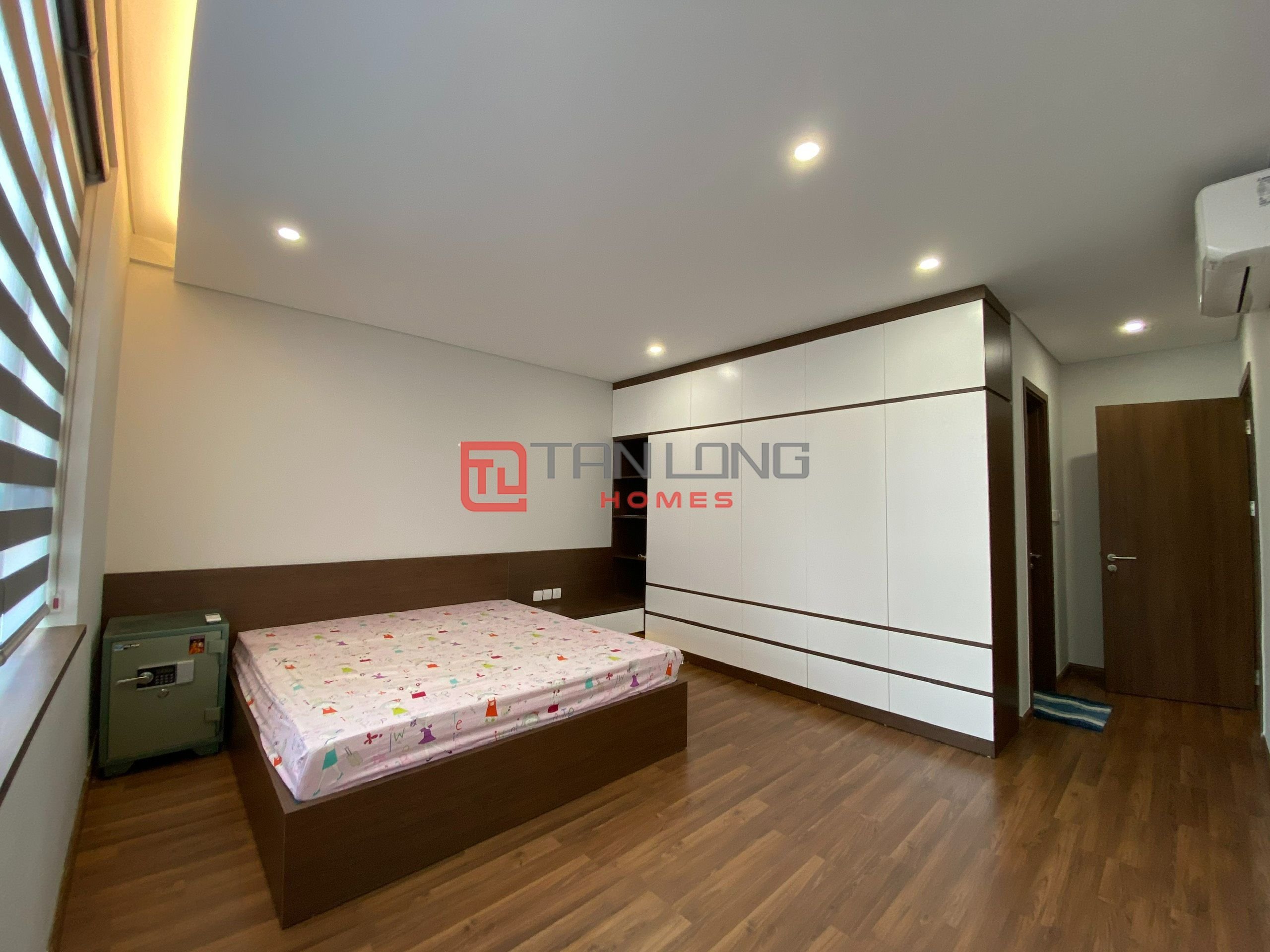 Bán căn góc 3PN/134m2 tầng trung view thoáng, nhà mới N03T6 Ngoại Giao Đoàn 6