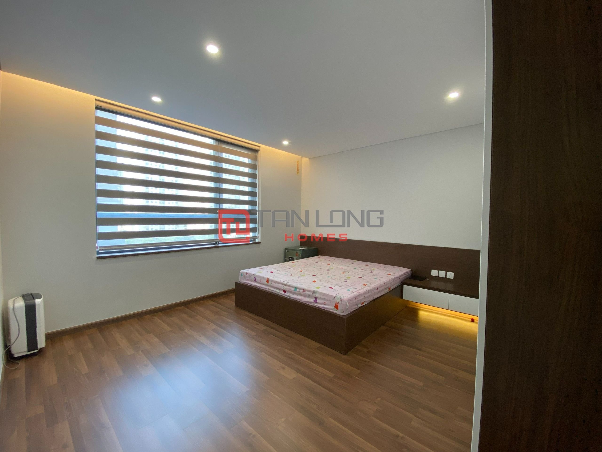 Bán căn góc 3PN/134m2 tầng trung view thoáng, nhà mới N03T6 Ngoại Giao Đoàn 7