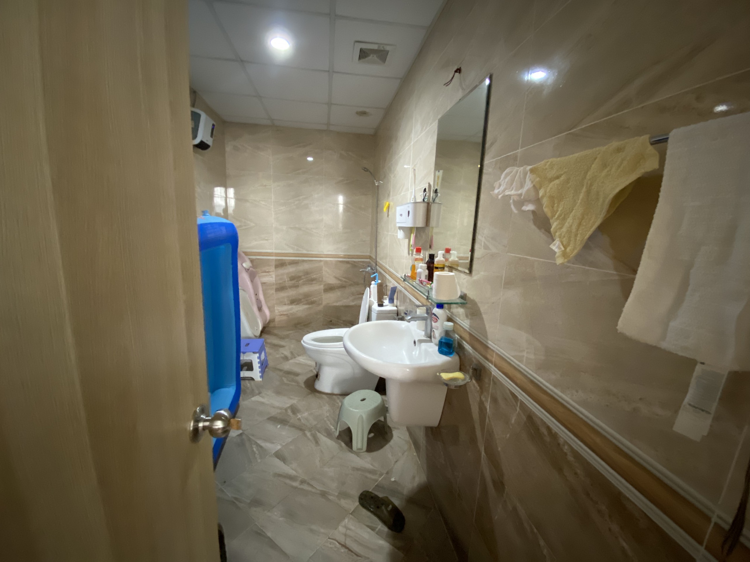 Bán căn hộ 3 ngủ 111m2 tầng cao, full đồ mới tại N04B Ngoại Giao Đoàn 9