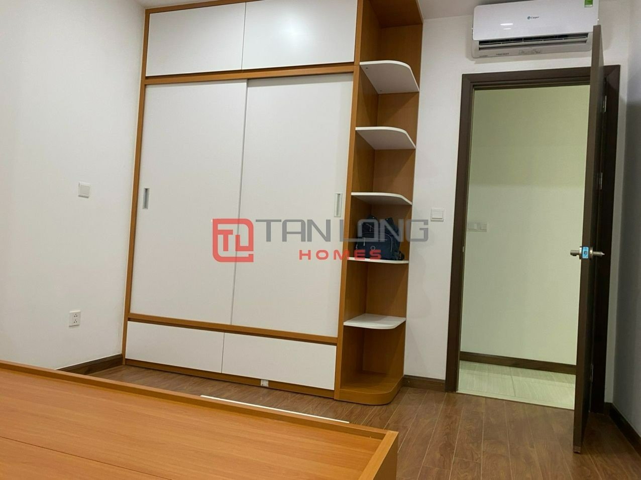 Bán căn hộ 3PN/110m2 full đồ view nội khu, có slot ô tô tại N03T3 Ngoại Giao Đoàn 4