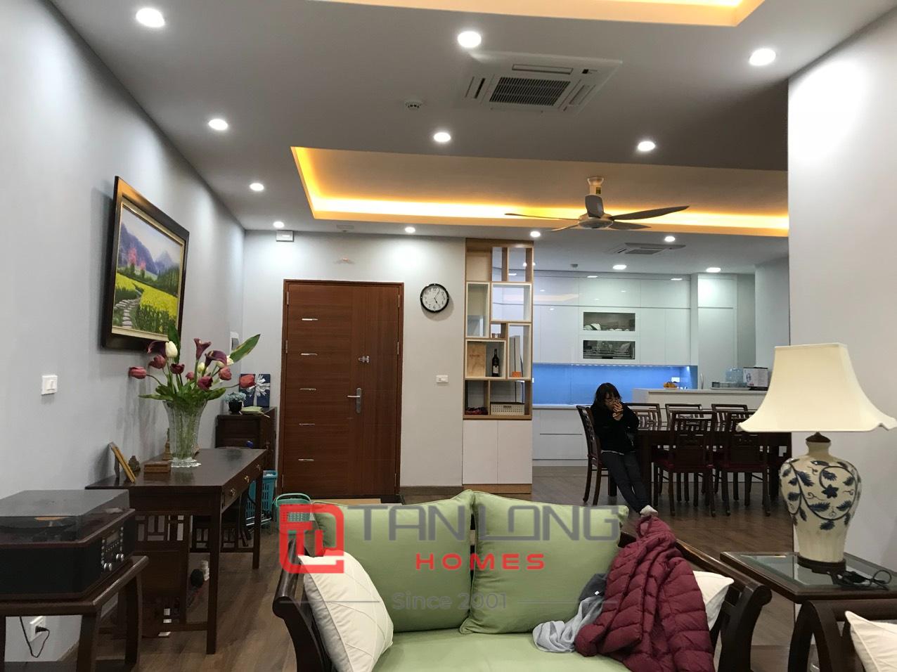 Bán căn hộ 3PN/124,3m2 tầng cao, full đồ tòa N02T2 Ngoại Giao Đoàn 1