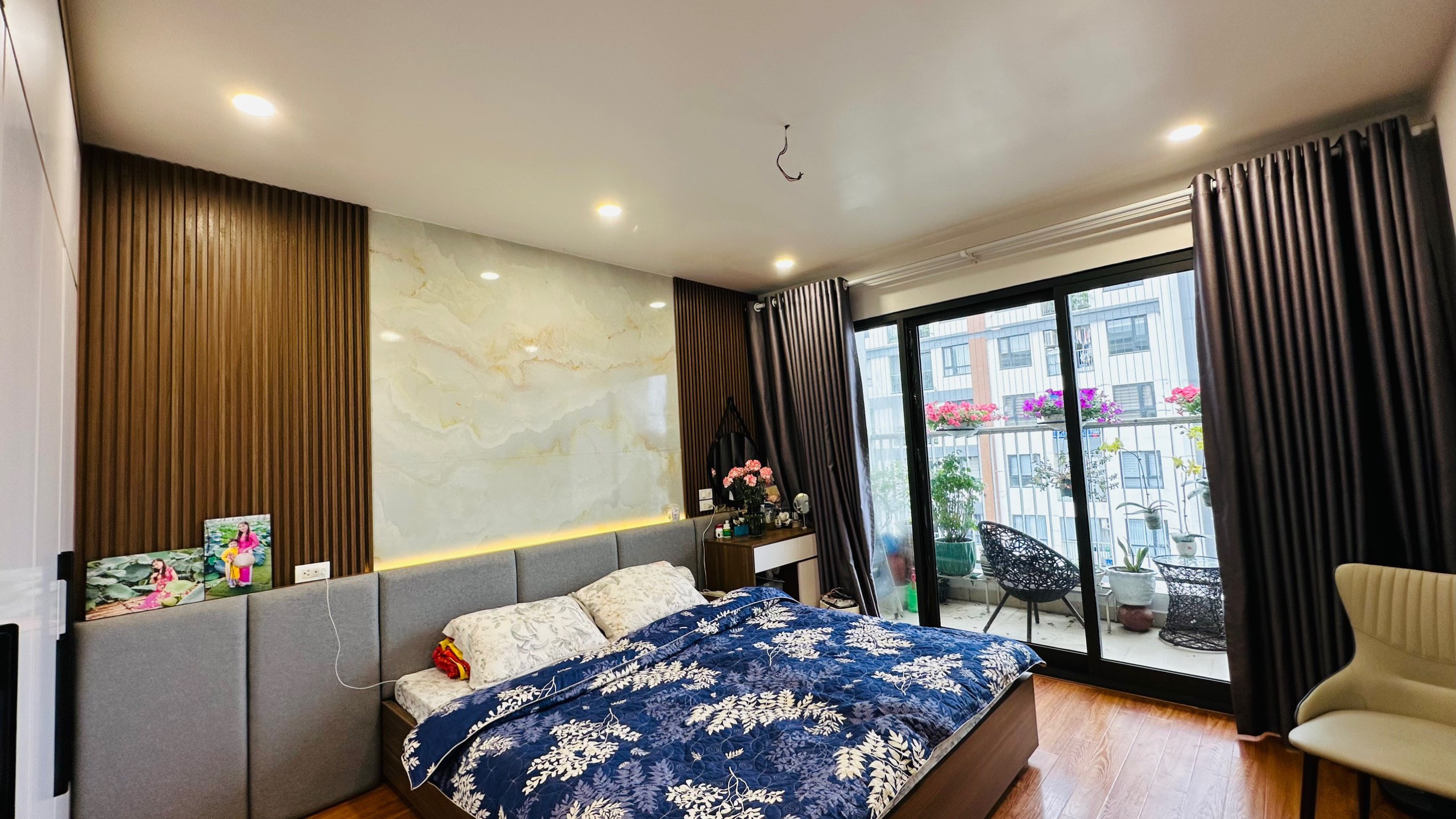 Bán căn hộ 4PN/140,3m2 full đồ sẵn sổ đỏ tòa N01T3 Ngoại Giao Đoàn 4