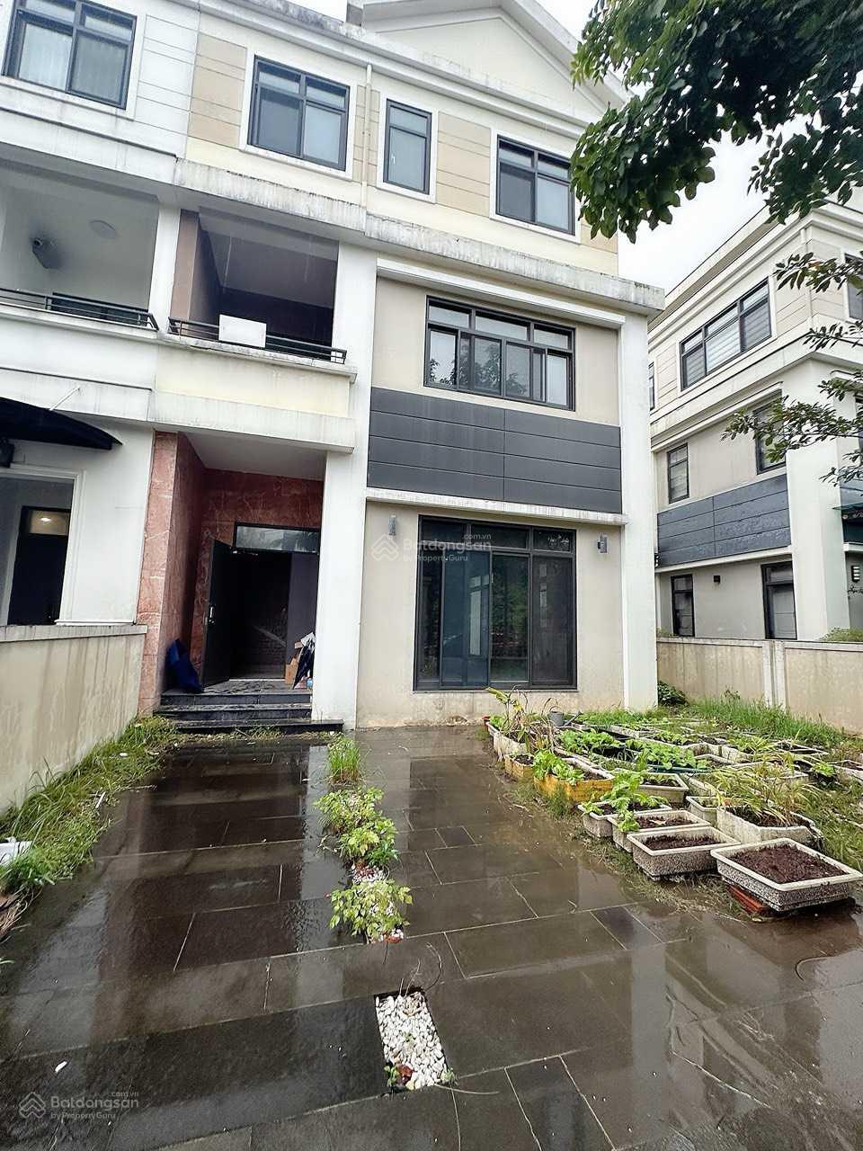 Bán gấp biệt thự song lập Embassy Garden: DT 220m2 x 3 tầng, mặt tiền 10m ngay gần hồ điều hoà 2