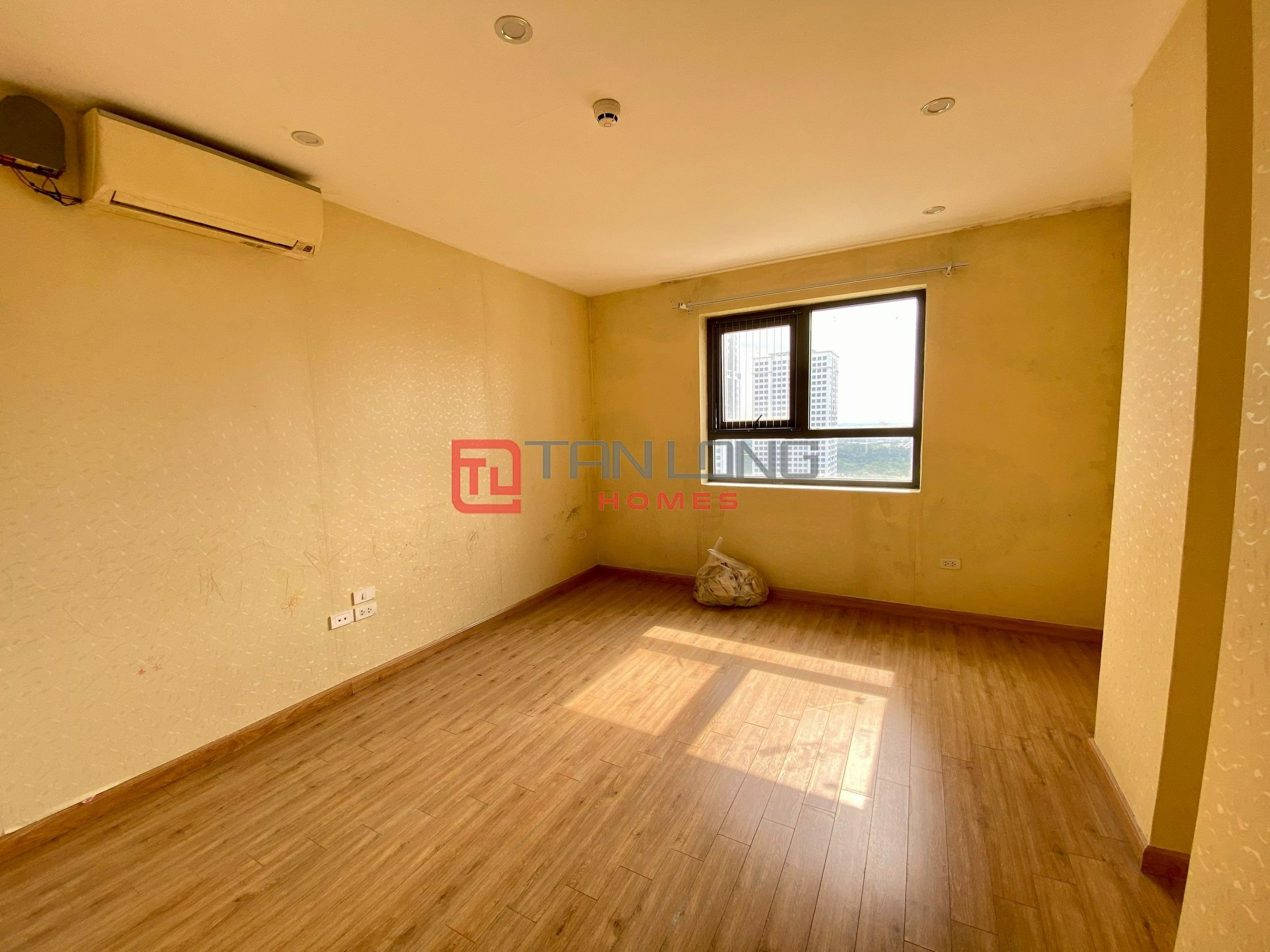 BÁN GẤP: Căn 2PN/68m2 đồ cơ bản, có sổ đỏ tại N04A Ngoại Giao Đoàn 4
