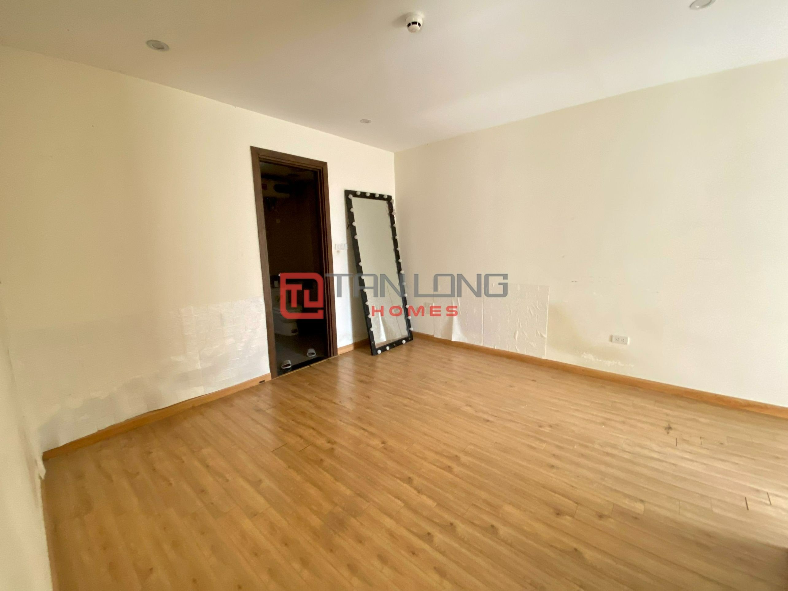 BÁN GẤP: Căn 2PN/68m2 đồ cơ bản, có sổ đỏ tại N04A Ngoại Giao Đoàn 5