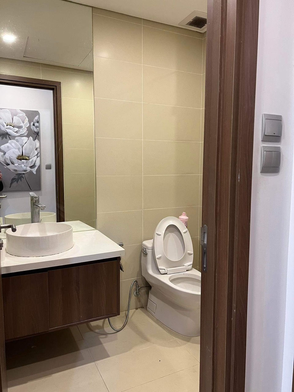 Chính chủ bán căn hộ 2 ngủ 87m2 full đồ, có sổ đỏ tòa N01T4 Ngoại Giao Đoàn 7