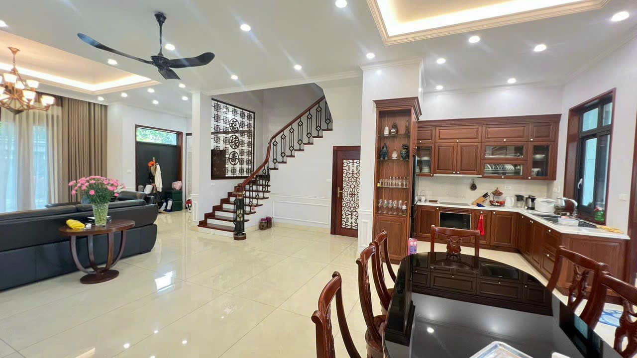 Cho thuê biệt thự đơn lập 240m2 full đồ, vị trí đẹp nhất khu Ngoại Giao Đoàn 3