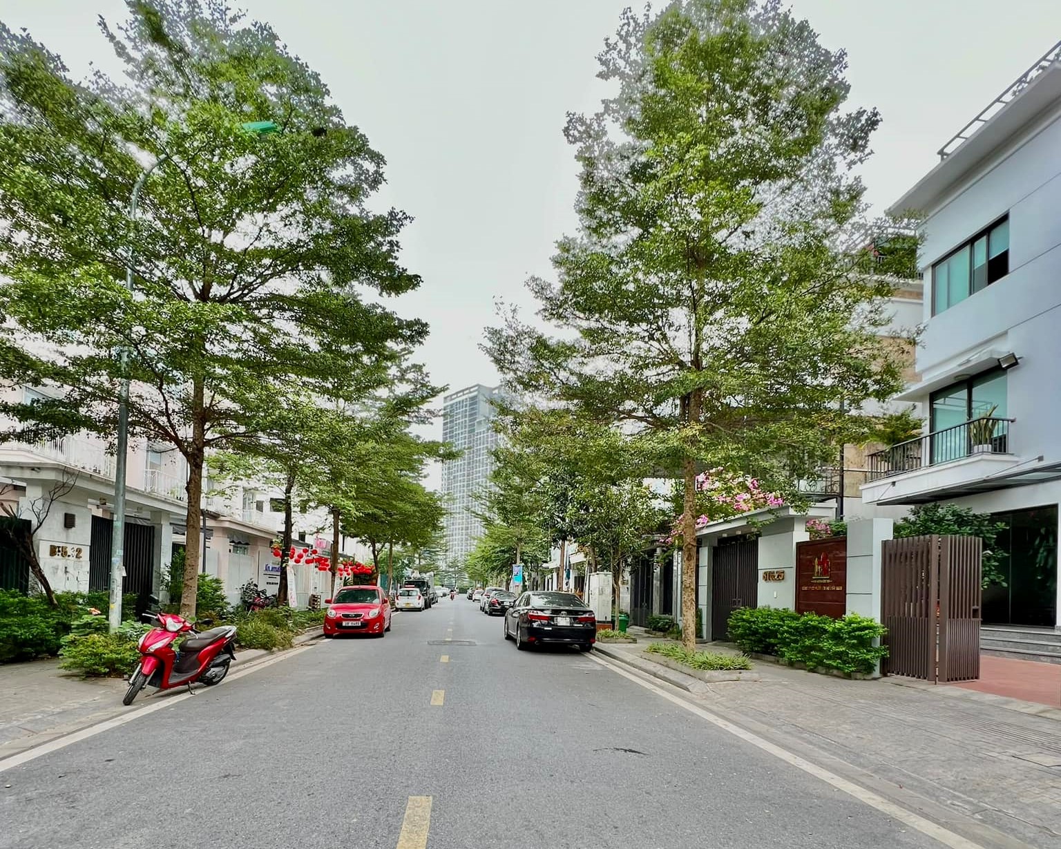 Cho thuê biệt thự song lập 240m2 x 3 tầng, full đồ tại khu Ngoại Giao Đoàn 2