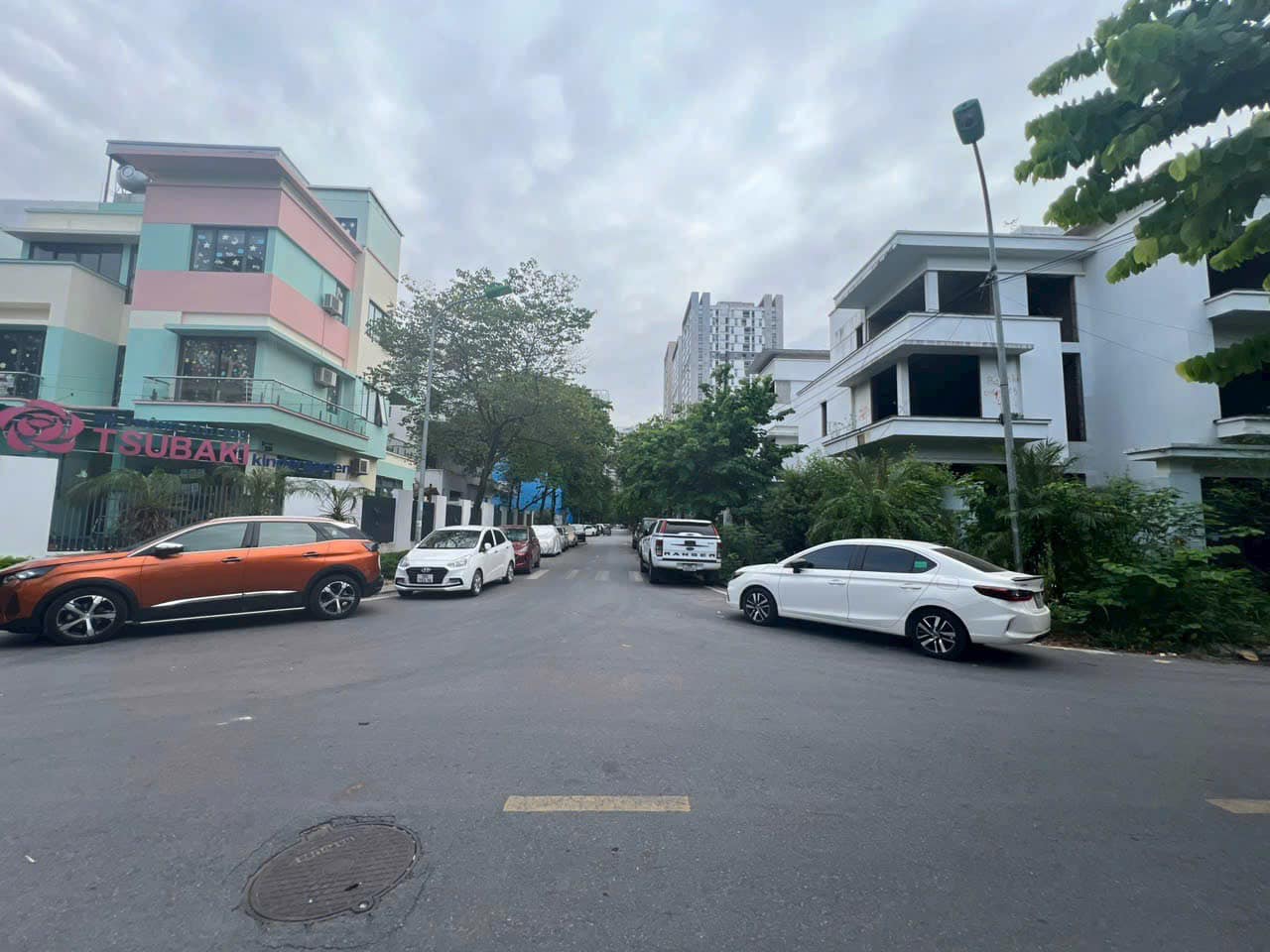 Cho thuê biệt thự song lập 240m2 x 3 tầng, full đồ tại khu Ngoại Giao Đoàn 4