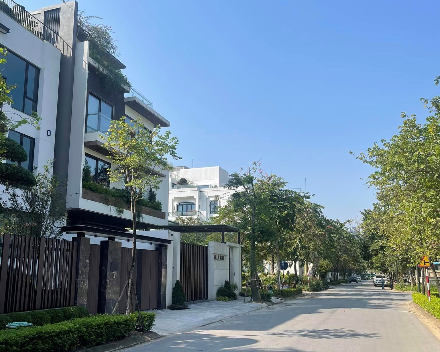 Cho thuê biệt thự song lập Ngoại Giao Đoàn: 216m2 x 3 tầng, có sân vườn rộng 3