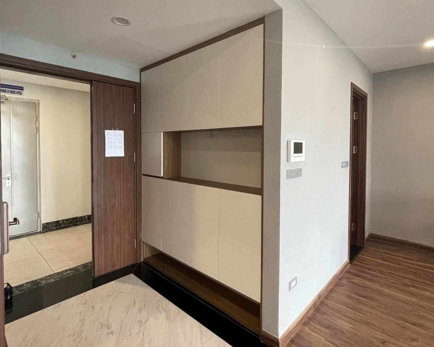 Cho thuê căn 2 ngủ 93m2 đồ cơ bản tòa N01T8 Ngoại Giao Đoàn 4