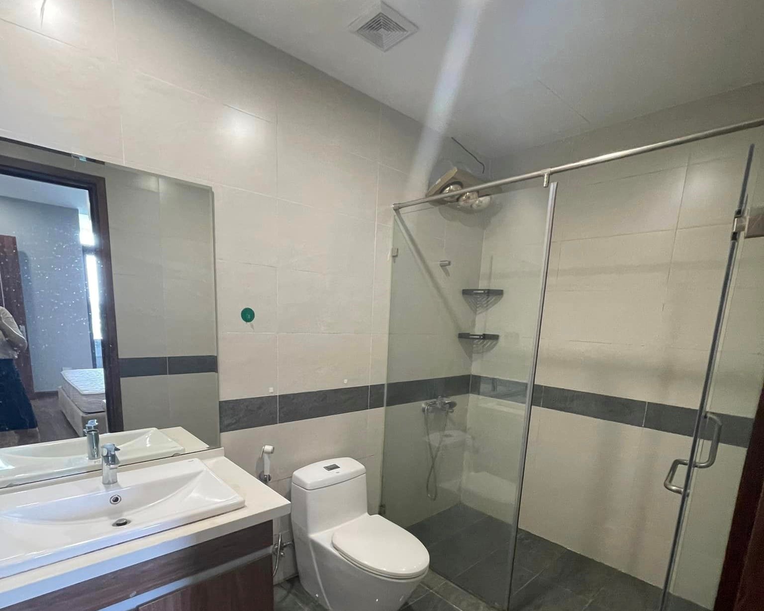 Cho thuê căn 2 ngủ 93m2 đồ cơ bản tòa N01T8 Ngoại Giao Đoàn 5