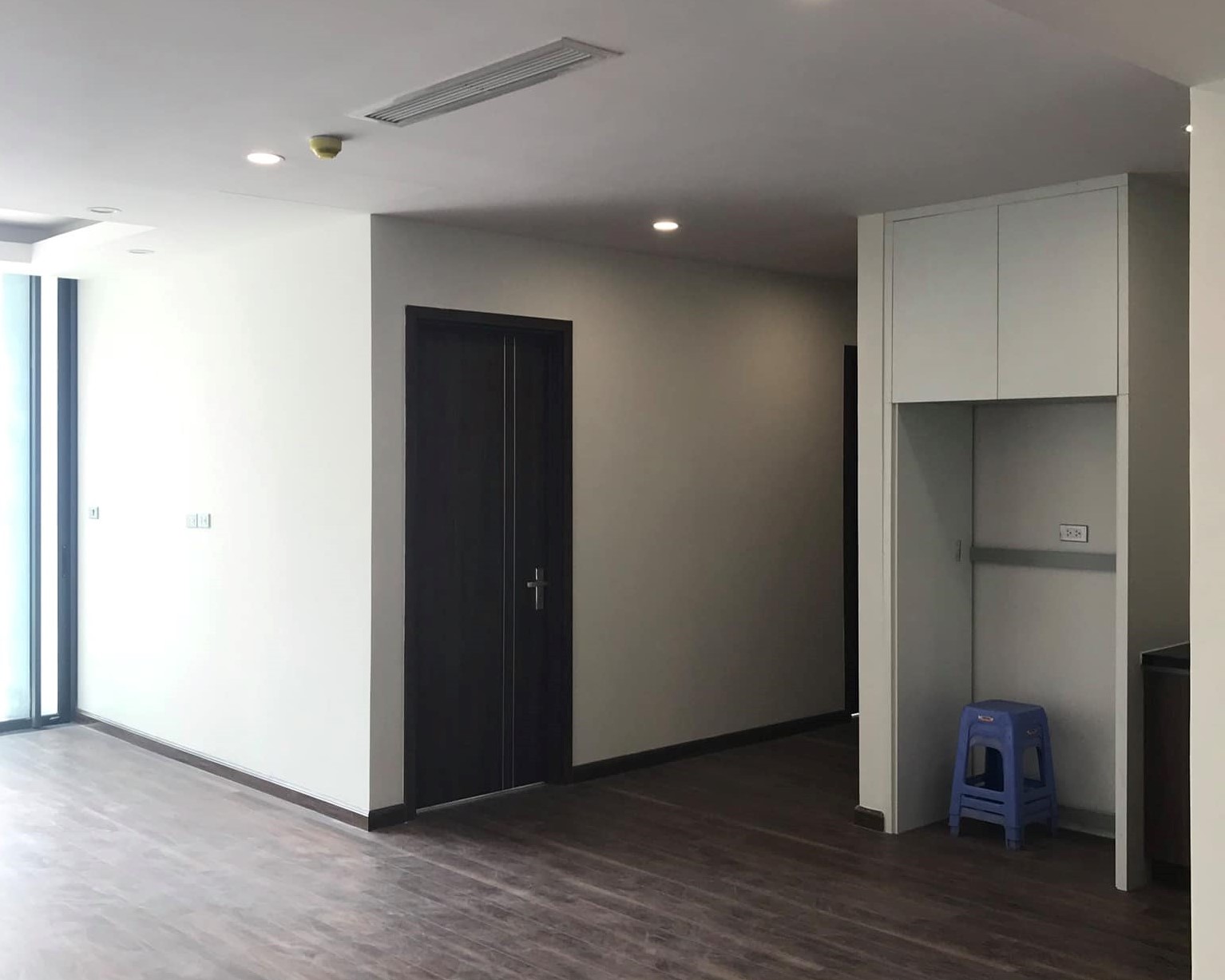 Cho thuê căn 2 ngủ 95m2 tầng cao view hồ tòa N01T8 Ngoại Giao Đoàn 2