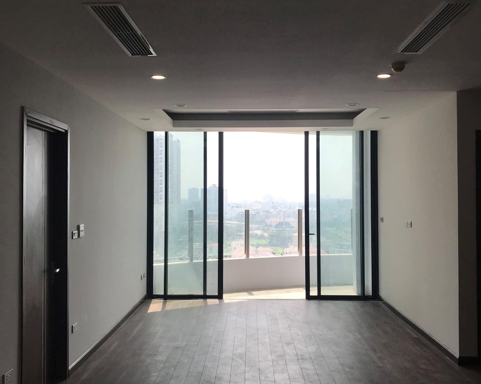 Cho thuê căn 2 ngủ 95m2 tầng cao view hồ tòa N01T8 Ngoại Giao Đoàn 4
