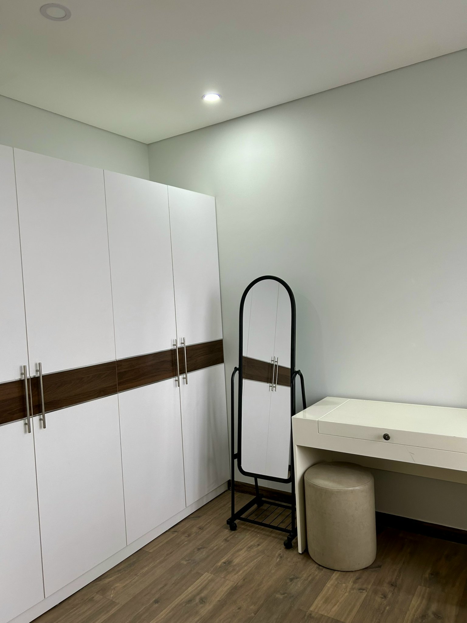Cho thuê căn 2PN/87m2 tầng cao - nhà mới, view hồ tòa N01T4 Ngoại Giao Đoàn 10