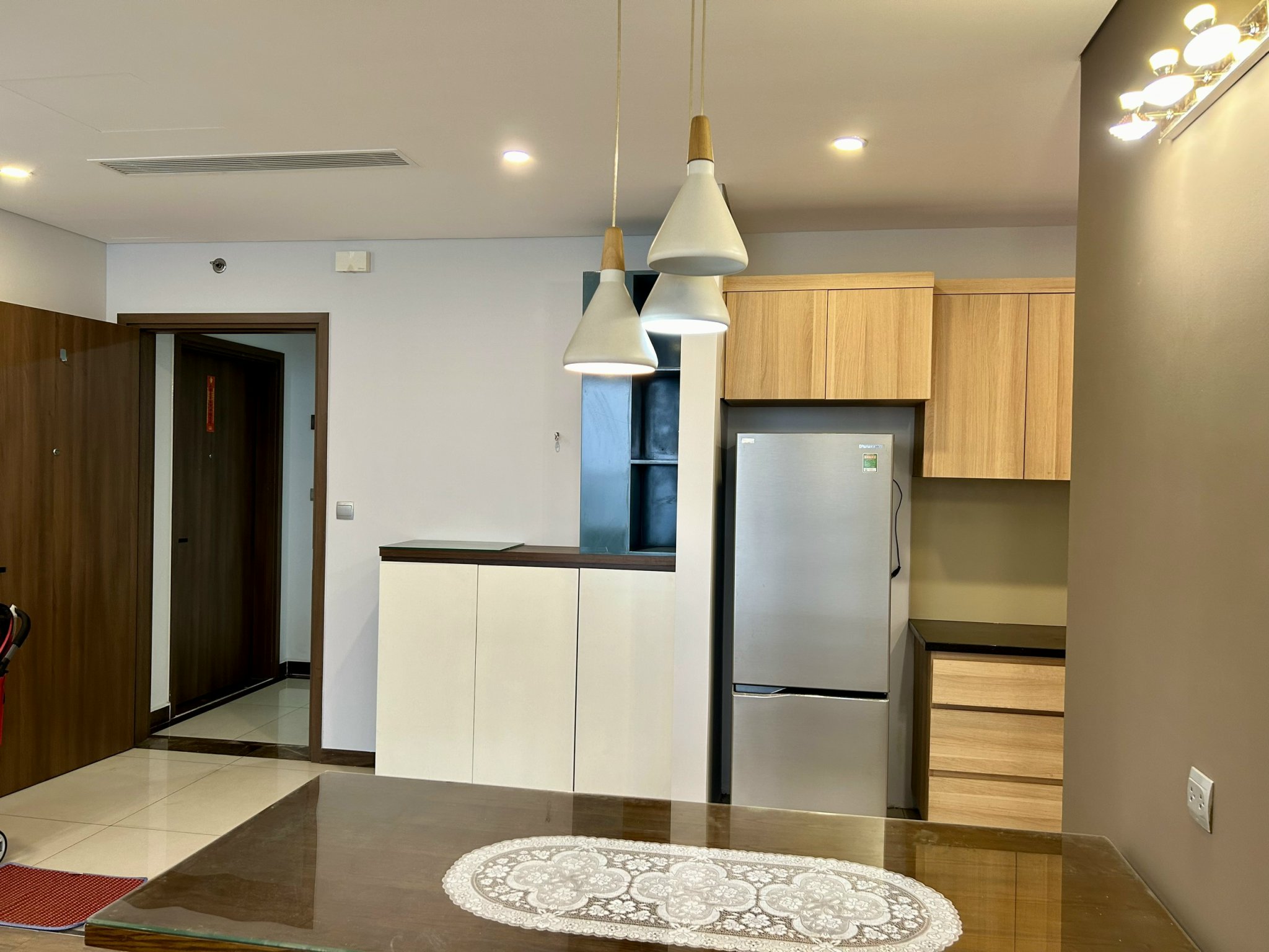Cho thuê căn 2PN/87m2 tầng cao - nhà mới, view hồ tòa N01T4 Ngoại Giao Đoàn 3