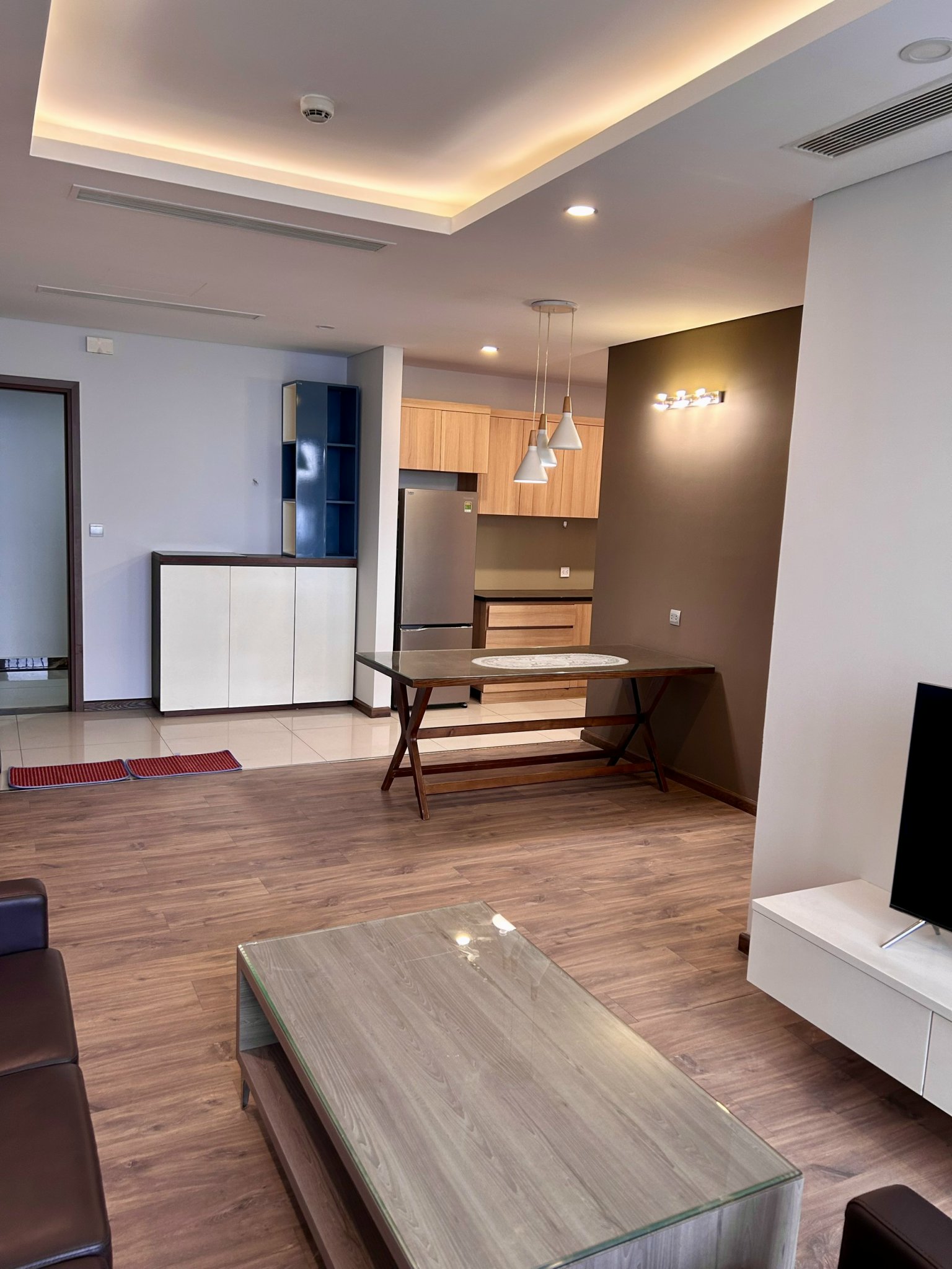 Cho thuê căn 2PN/87m2 tầng cao - nhà mới, view hồ tòa N01T4 Ngoại Giao Đoàn 4