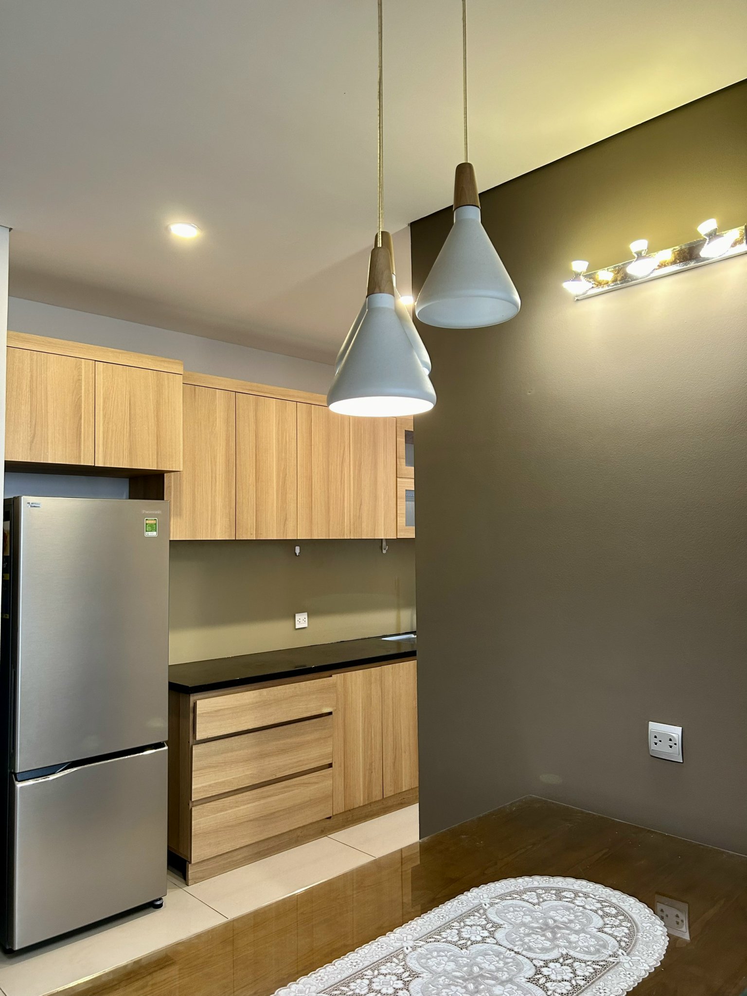 Cho thuê căn 2PN/87m2 tầng cao - nhà mới, view hồ tòa N01T4 Ngoại Giao Đoàn 6