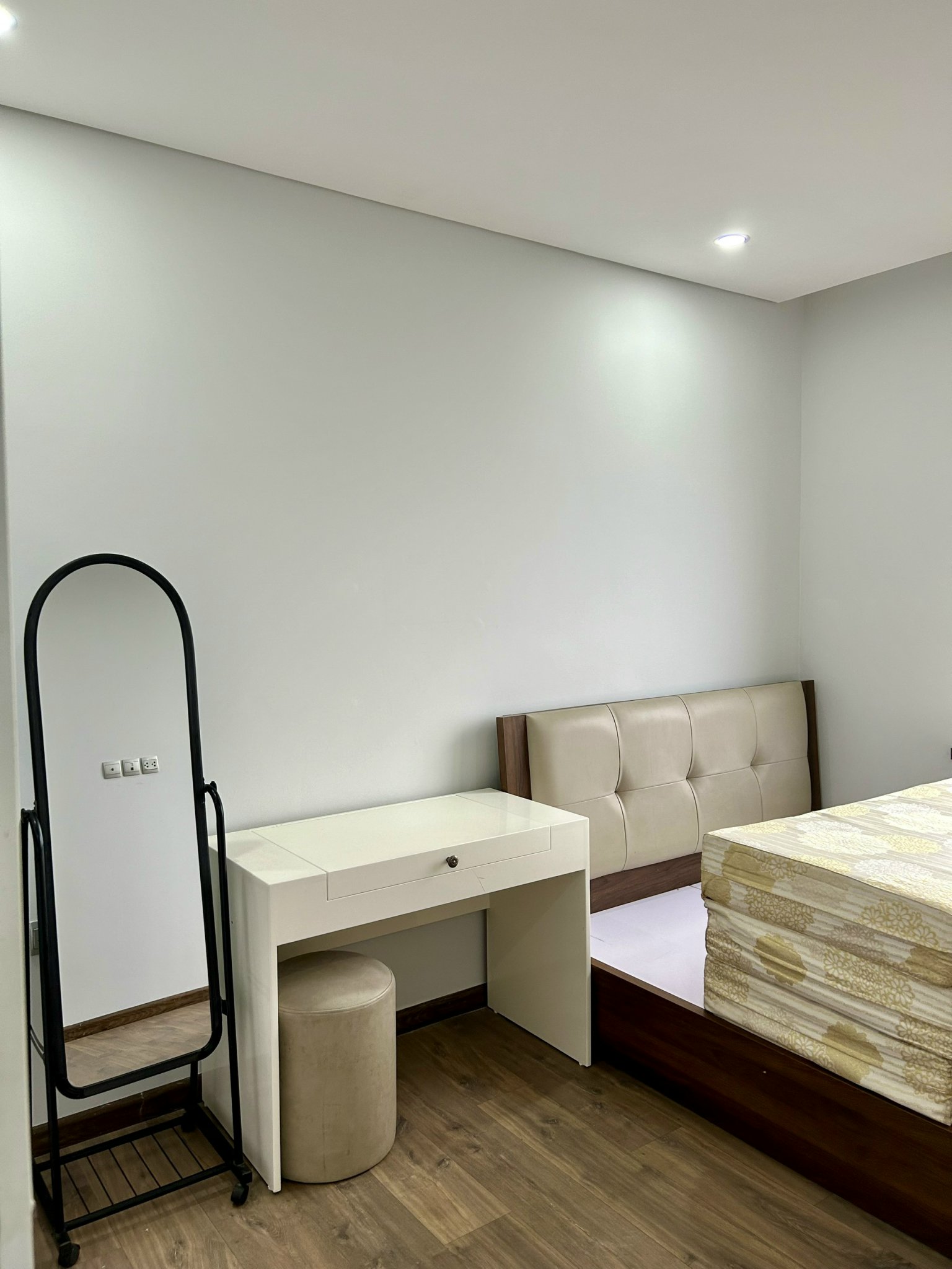 Cho thuê căn 2PN/87m2 tầng cao - nhà mới, view hồ tòa N01T4 Ngoại Giao Đoàn 7