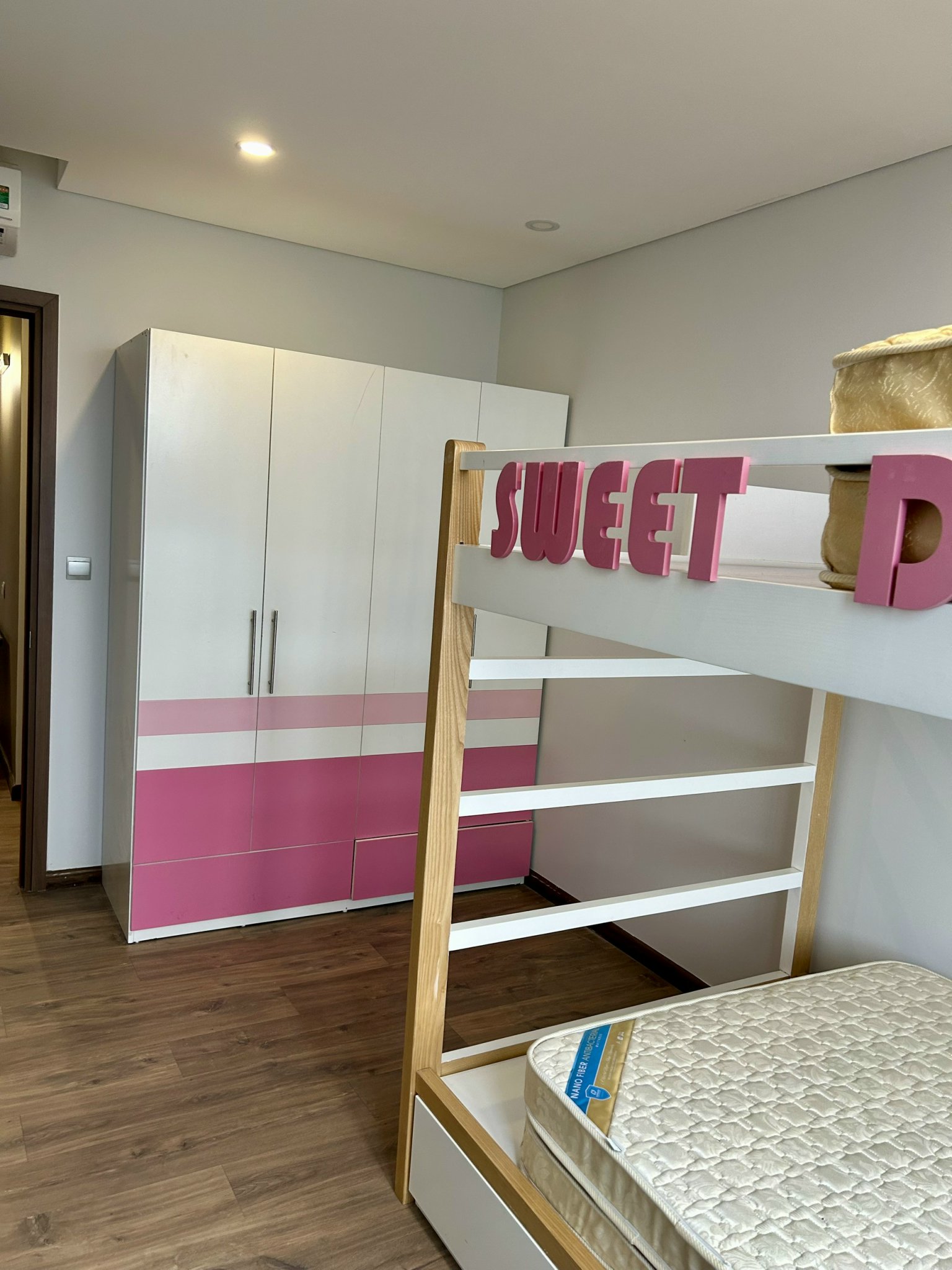 Cho thuê căn 2PN/87m2 tầng cao - nhà mới, view hồ tòa N01T4 Ngoại Giao Đoàn 8