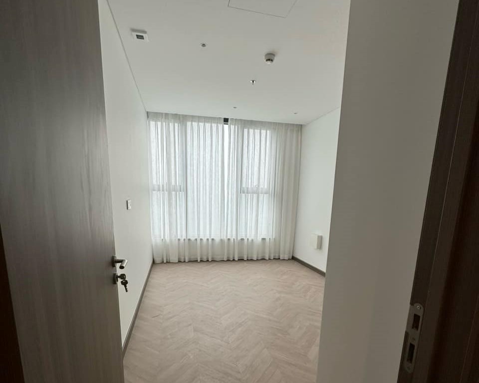 Cho thuê căn 3 ngủ 101m2 tầng cao, mới nguyên bản tòa N01T6 Ngoại Giao Đoàn 5