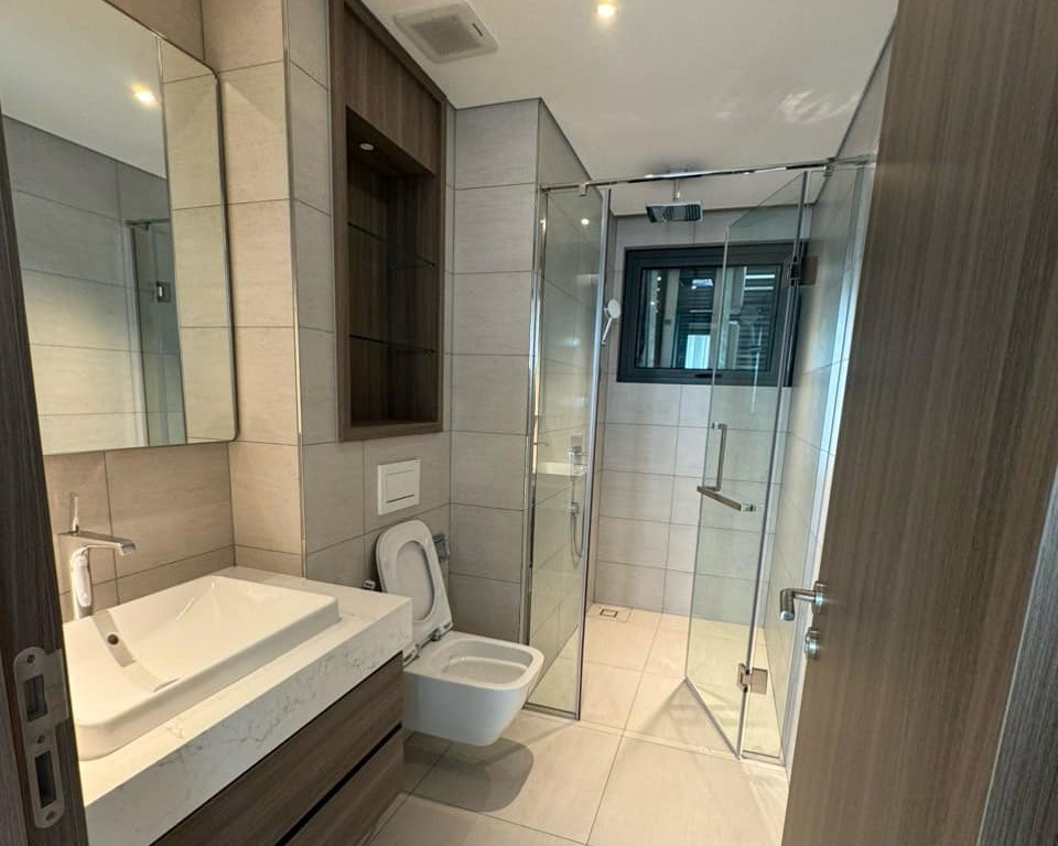 Cho thuê căn 3 ngủ 101m2 tầng cao, mới nguyên bản tòa N01T6 Ngoại Giao Đoàn 8