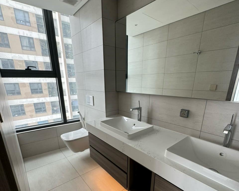 Cho thuê căn 3 ngủ 101m2 tầng cao, mới nguyên bản tòa N01T6 Ngoại Giao Đoàn 9