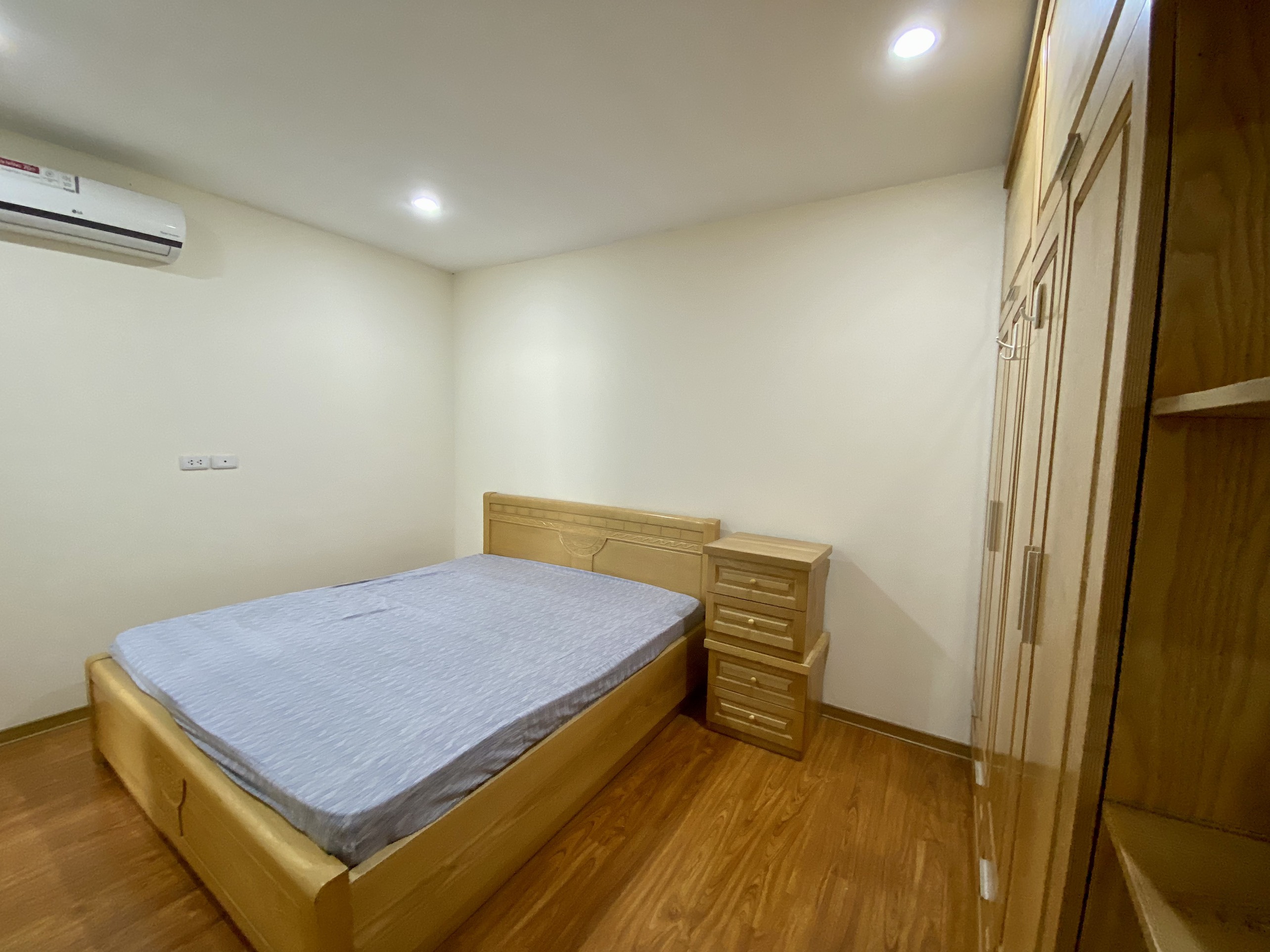 Cho thuê căn 3 ngủ 109m2 tầng trung full đồ tại N01T3 Ngoại Giao Đoàn 9