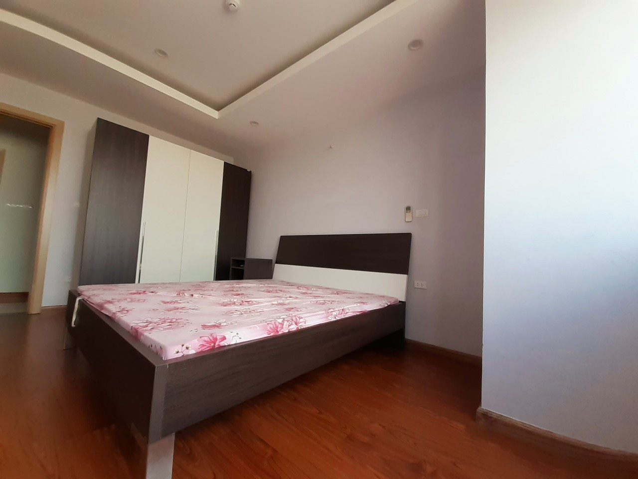 Cho thuê căn 3 ngủ 129m2 tầng cao view Hồ Tây tại N04B Ngoại Giao Đoàn 7