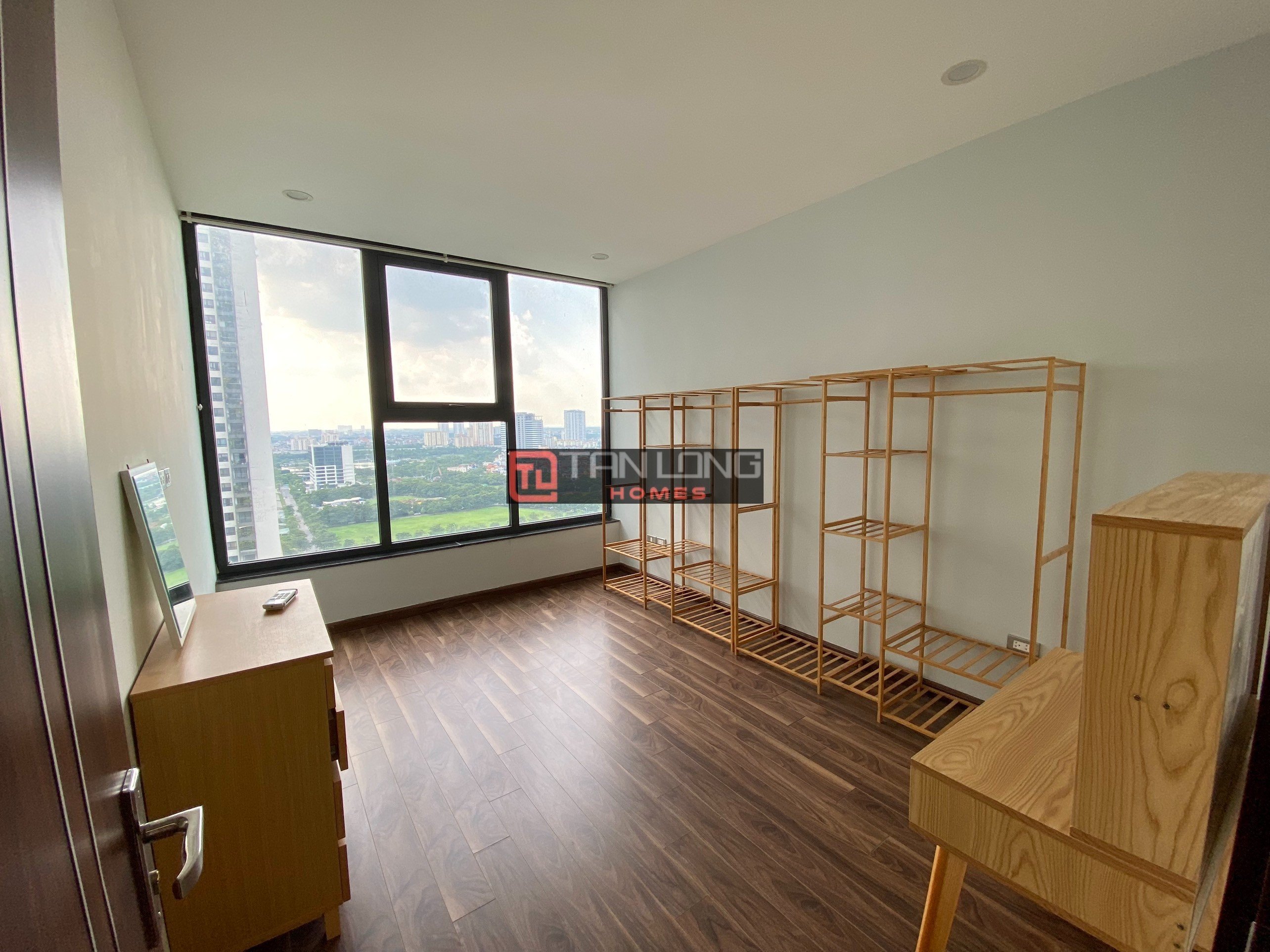 Cho thuê căn 3 ngủ 93.3m2 full đồ cơ bản view thoáng mát N01T8 Ngoại Giao Đoàn 6