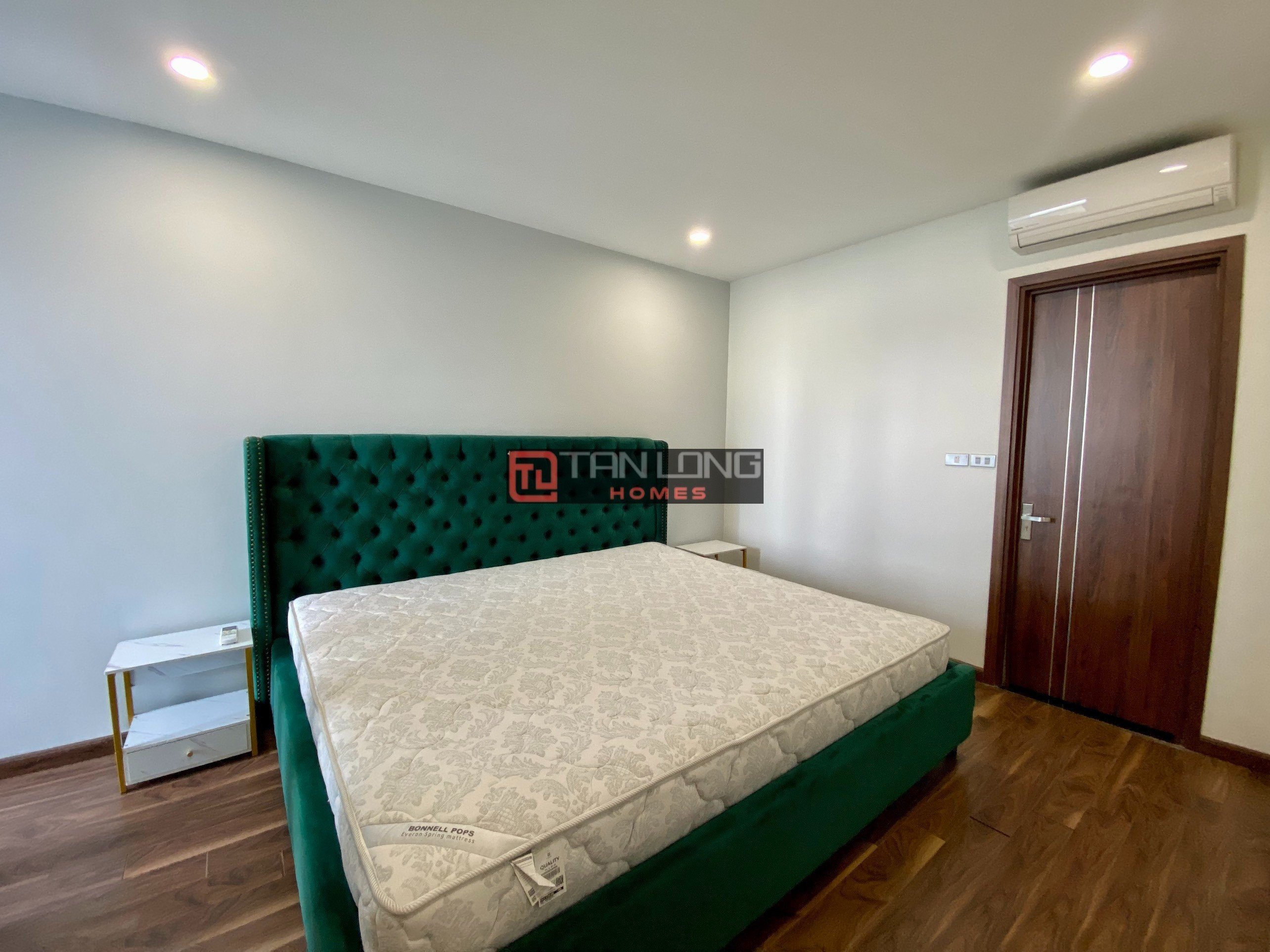 Cho thuê căn 3 ngủ 93.3m2 full đồ cơ bản view thoáng mát N01T8 Ngoại Giao Đoàn 10