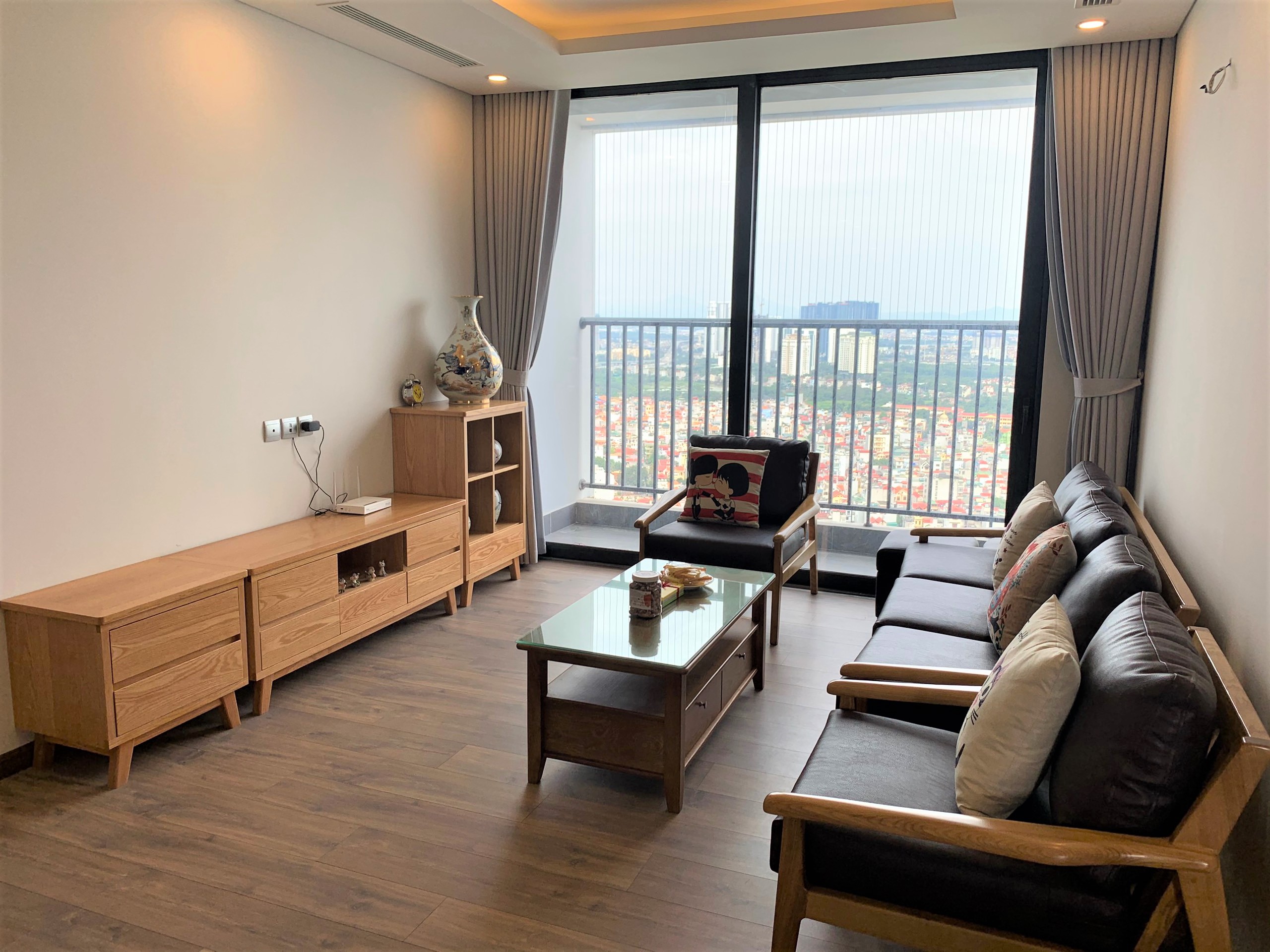 Cho thuê căn 3PN tầng cao toà N01 T4, View Hồ 1