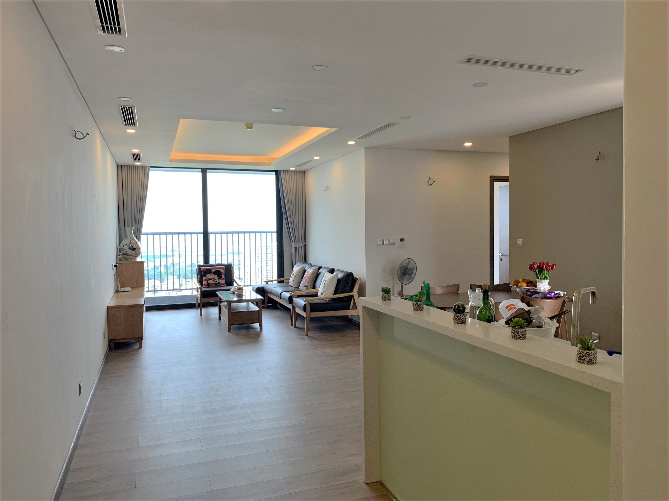 Cho thuê căn 3PN tầng cao toà N01 T4, View Hồ 2