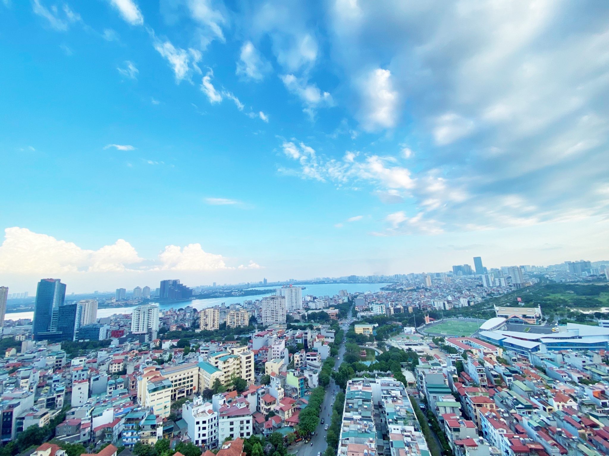 Cho thuê căn hộ 2 ngủ 84m2 full đồ view Hồ Tây siêu thoáng tại Kosmo Tây Hồ 4