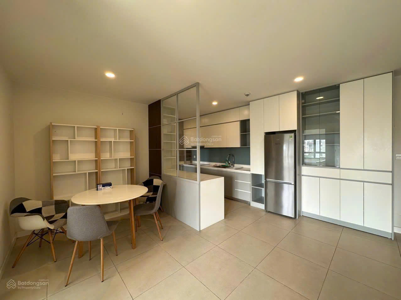 Cho thuê căn hộ 2 ngủ 84m2 tầng thấp tòa Kosmo Tây Hồ có thể vào ở ngay 2