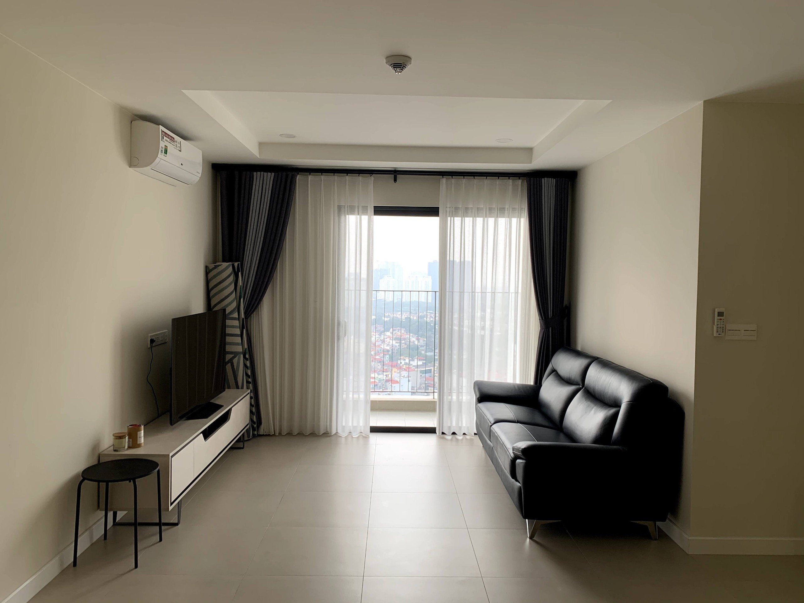 Cho thuê căn hộ 2 ngủ 88m2 tầng cao view ngoại khu tại Novo Kosmo Xuân La 1