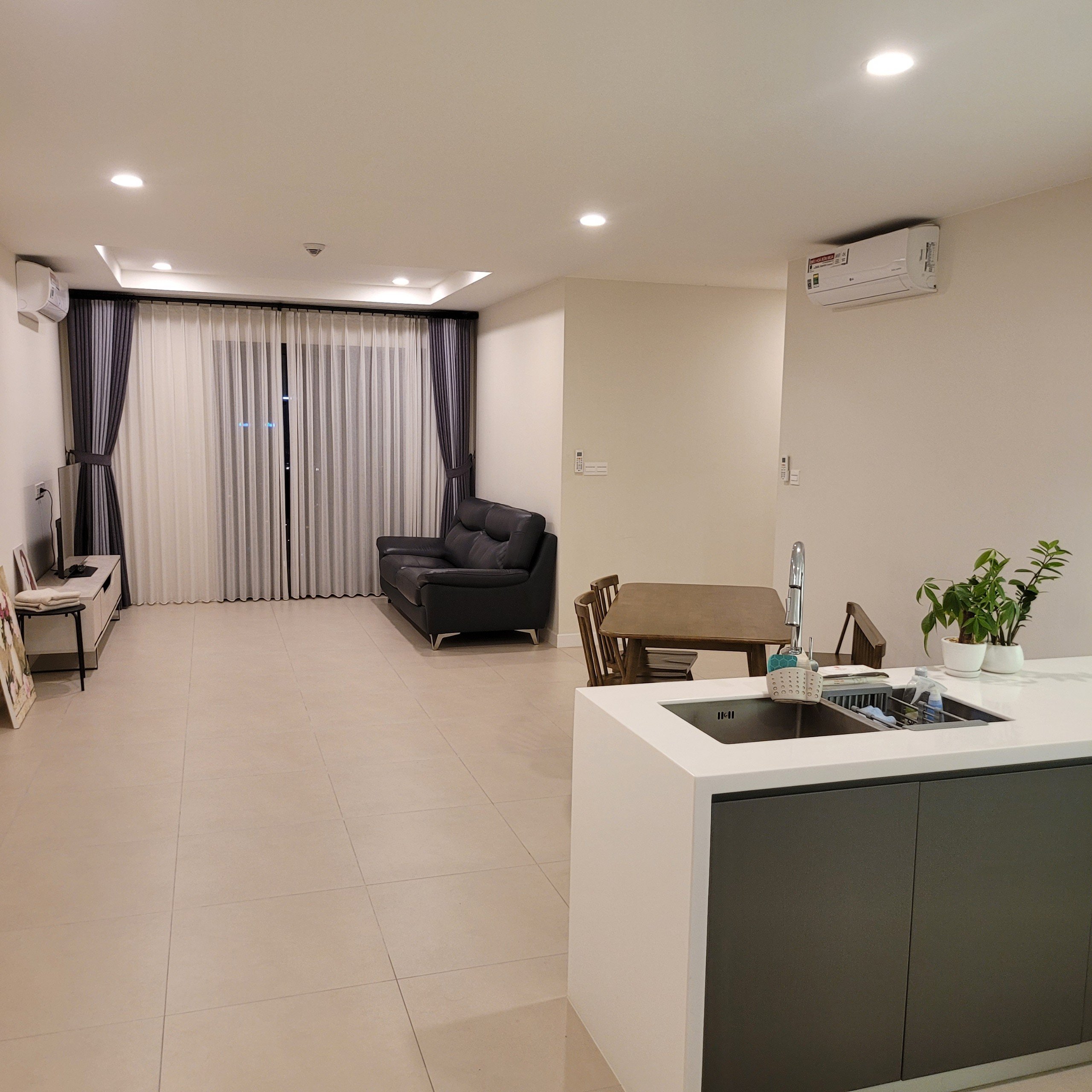 Cho thuê căn hộ 2 ngủ 88m2 tầng cao view ngoại khu tại Novo Kosmo Xuân La 3