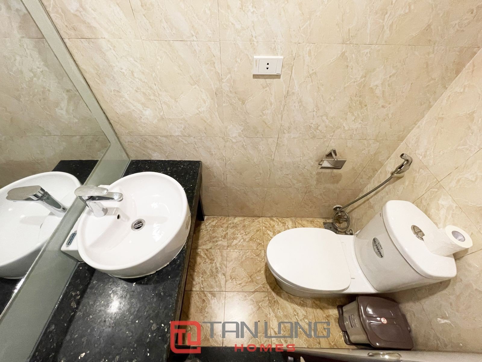 Cho thuê căn hộ 2 phòng ngủ 65 m2 tòa B4 Green Star, tầng trung full nội thất 4